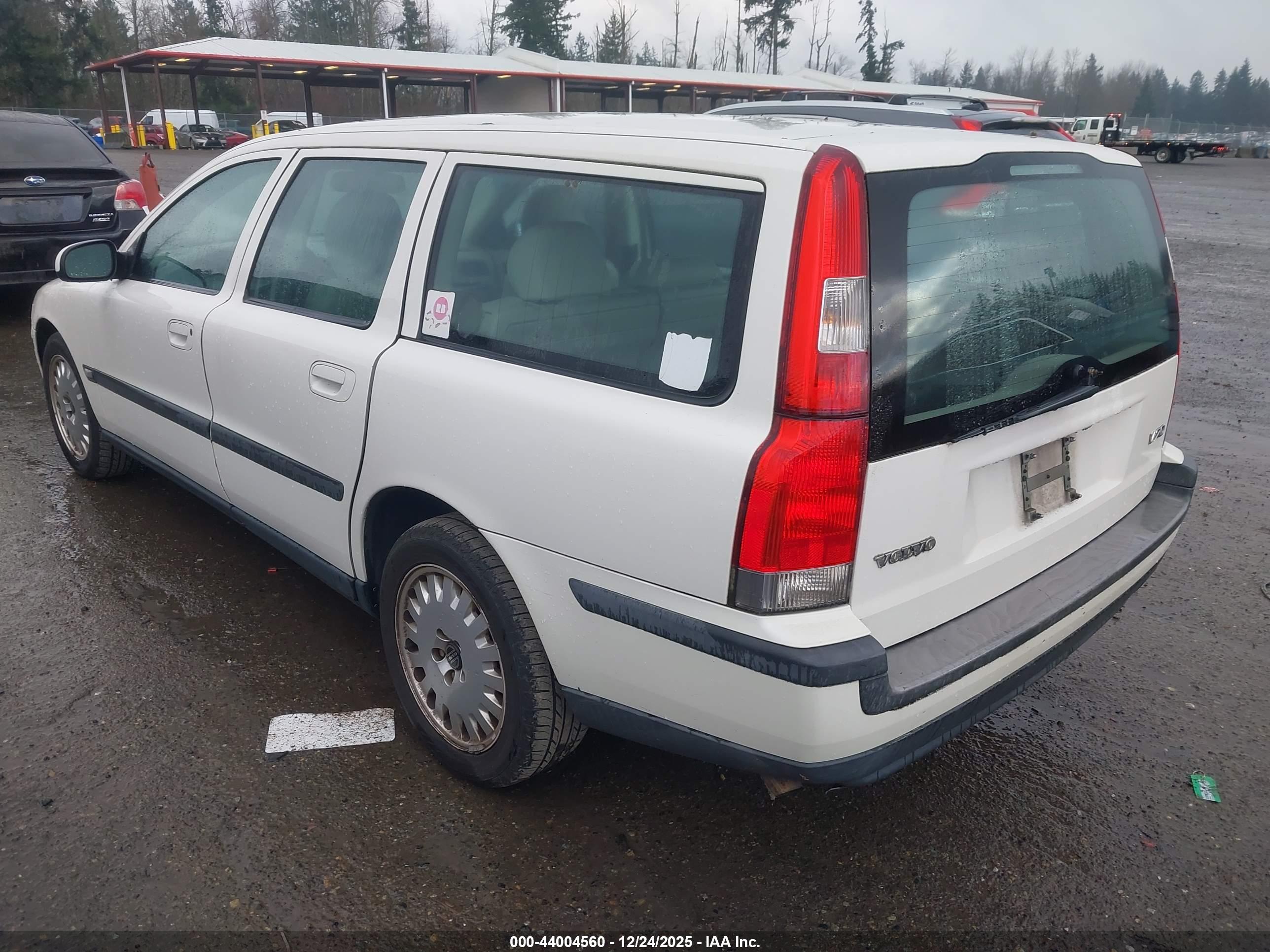 VOLVO V70 image 3