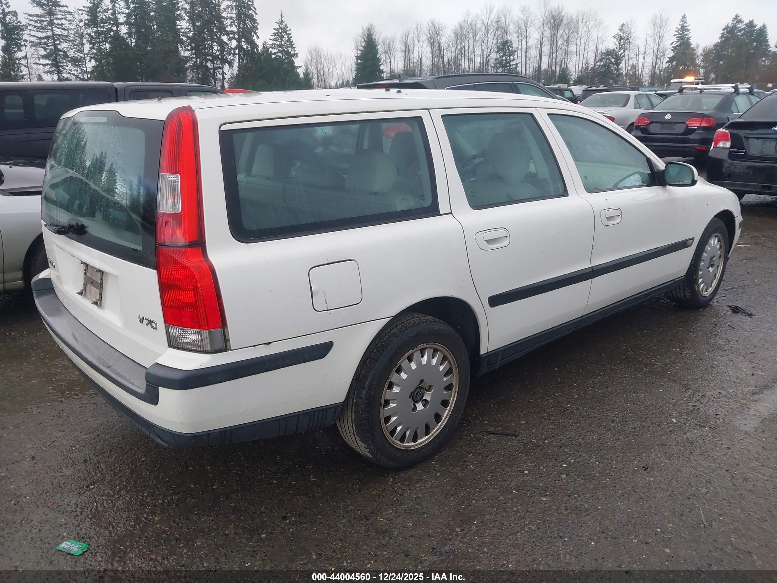 VOLVO V70 image 4