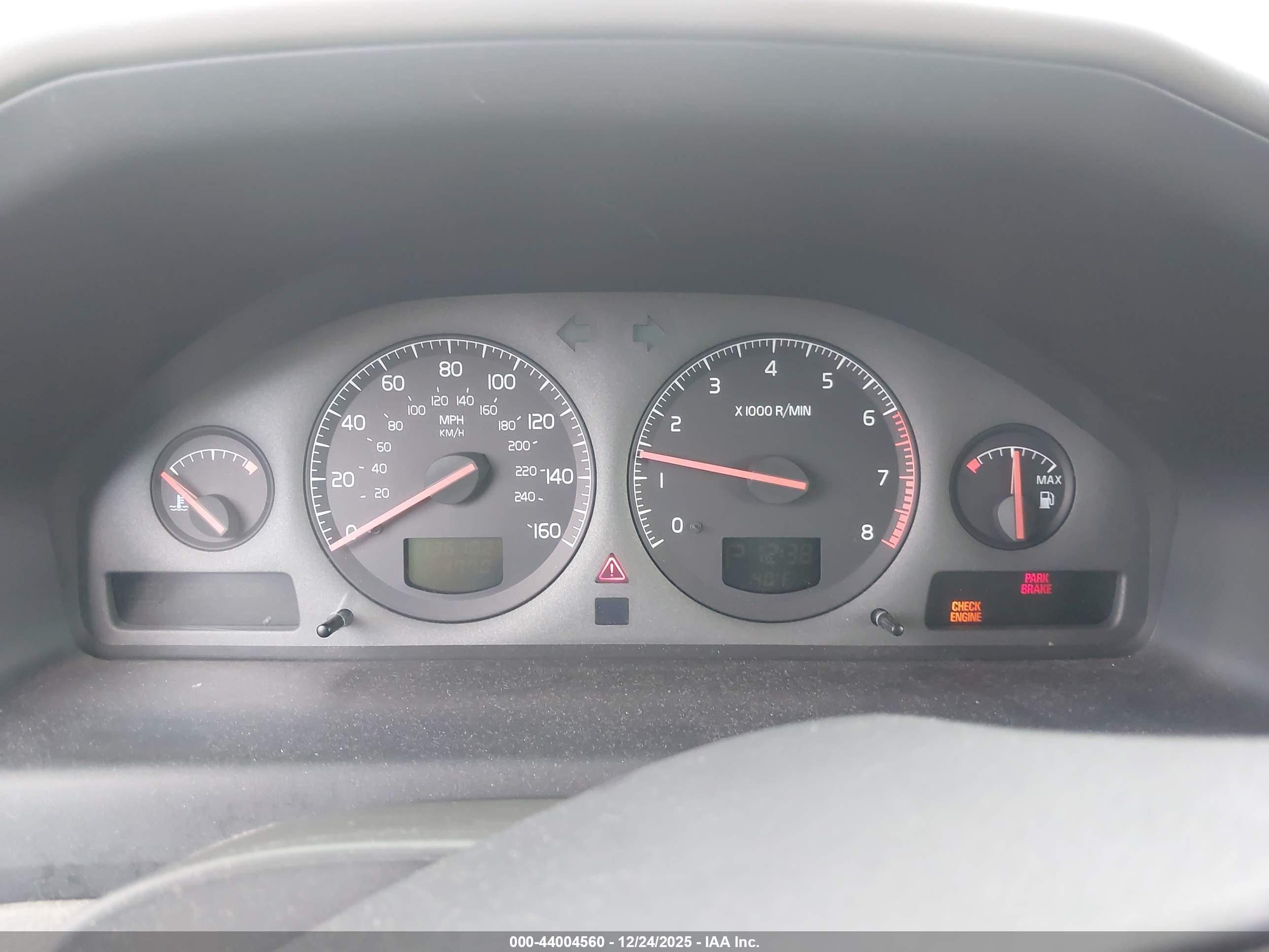 VOLVO V70 image 7