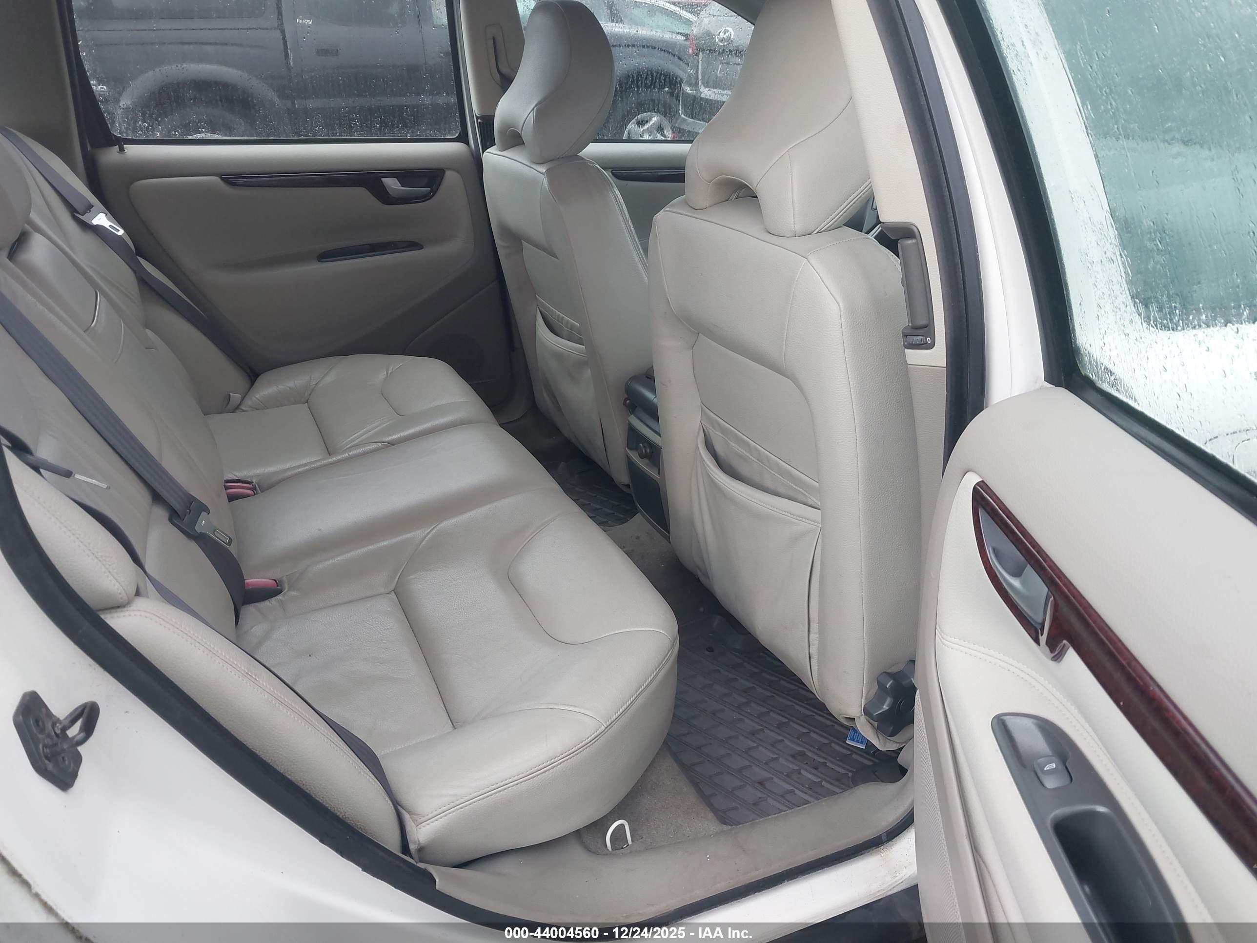 VOLVO V70 image 8