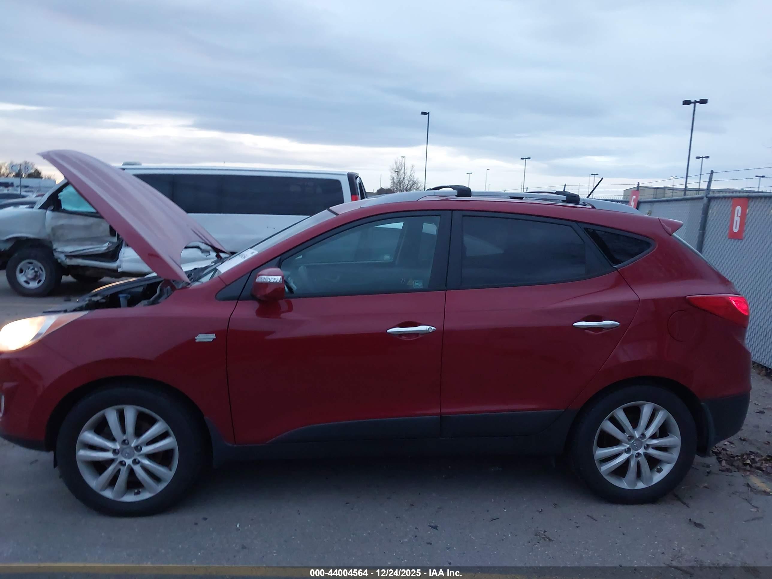 HYUNDAI TUCSON image 6
