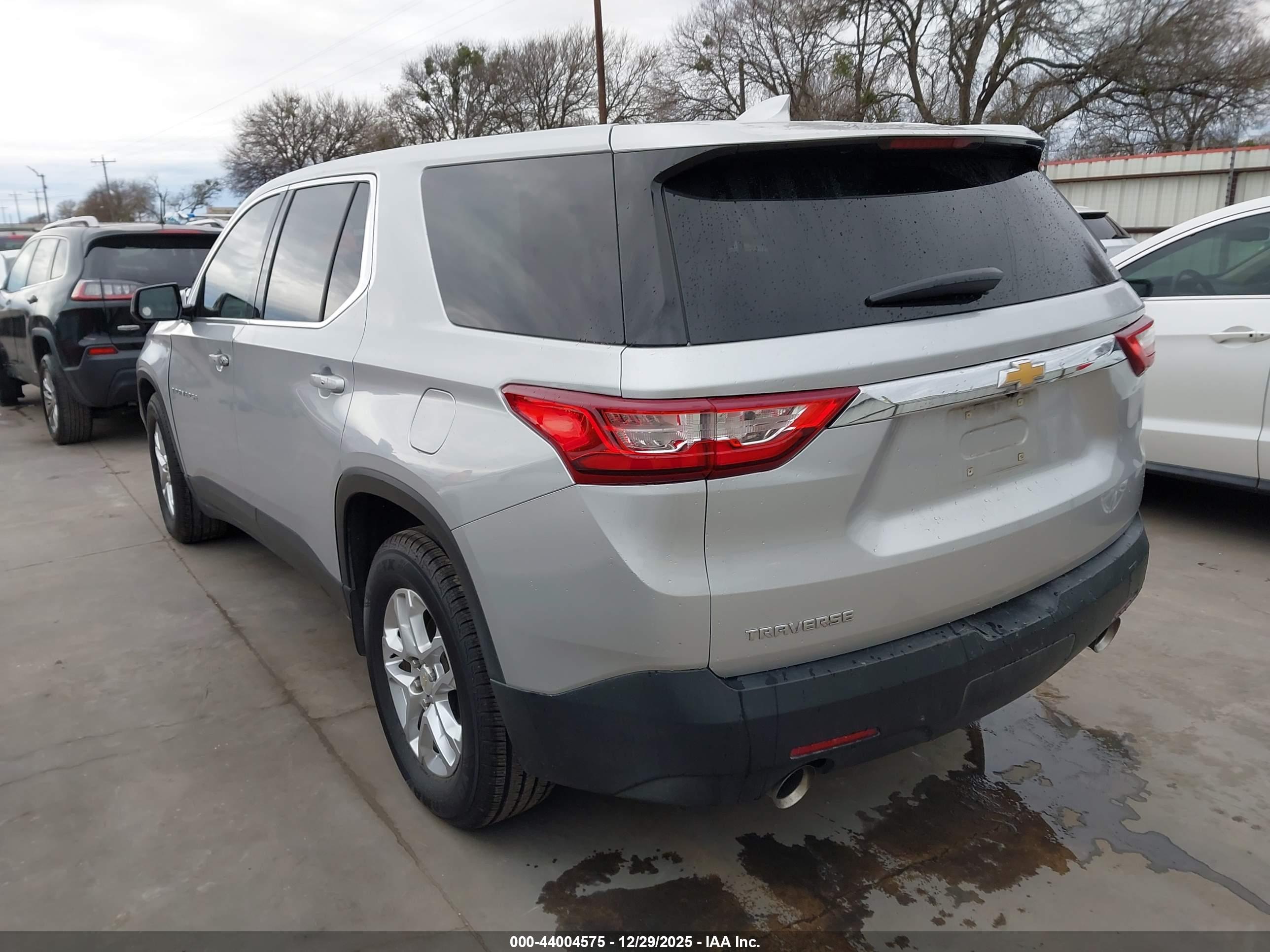 CHEVROLET TRAVERSE image 3