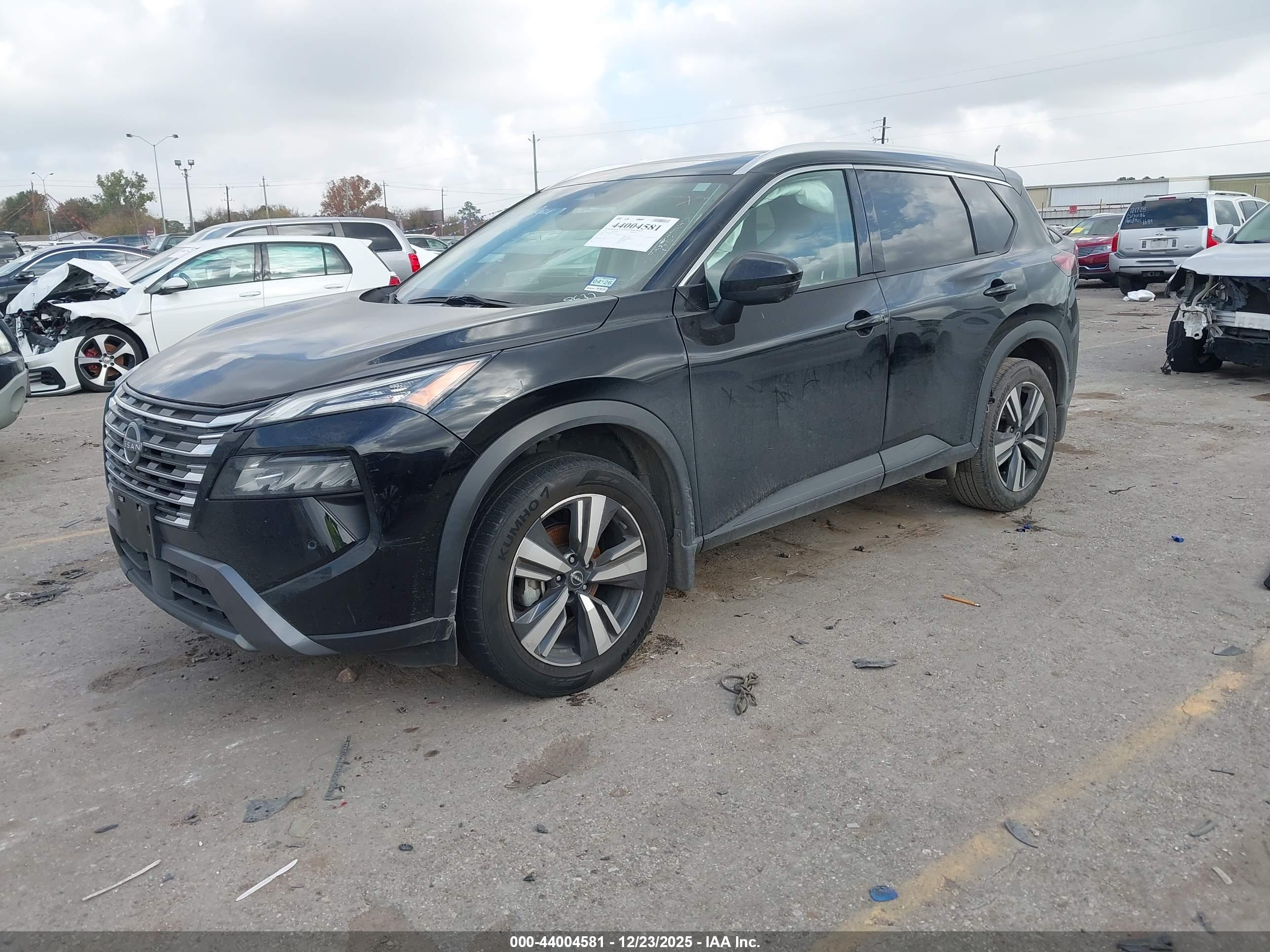 NISSAN ROGUE image 2