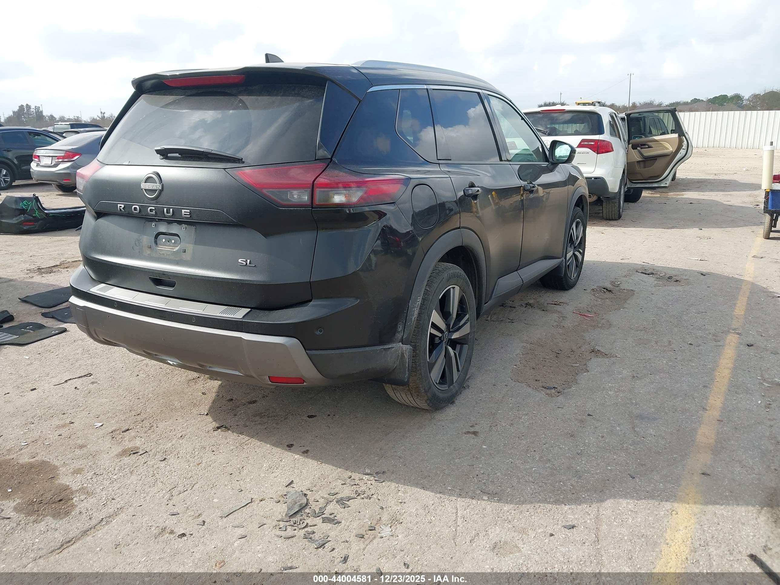 NISSAN ROGUE image 4