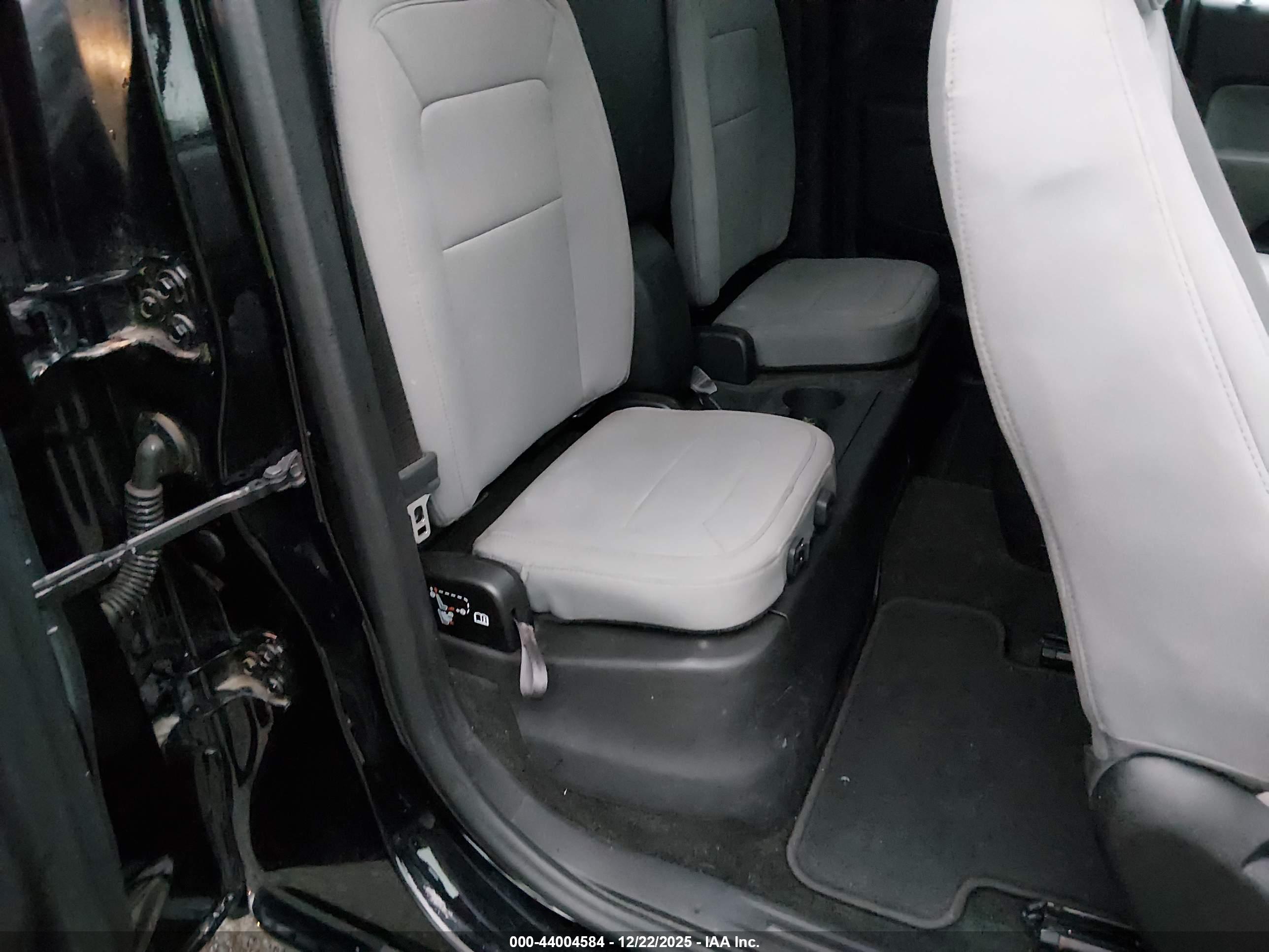 CHEVROLET COLORADO image 8