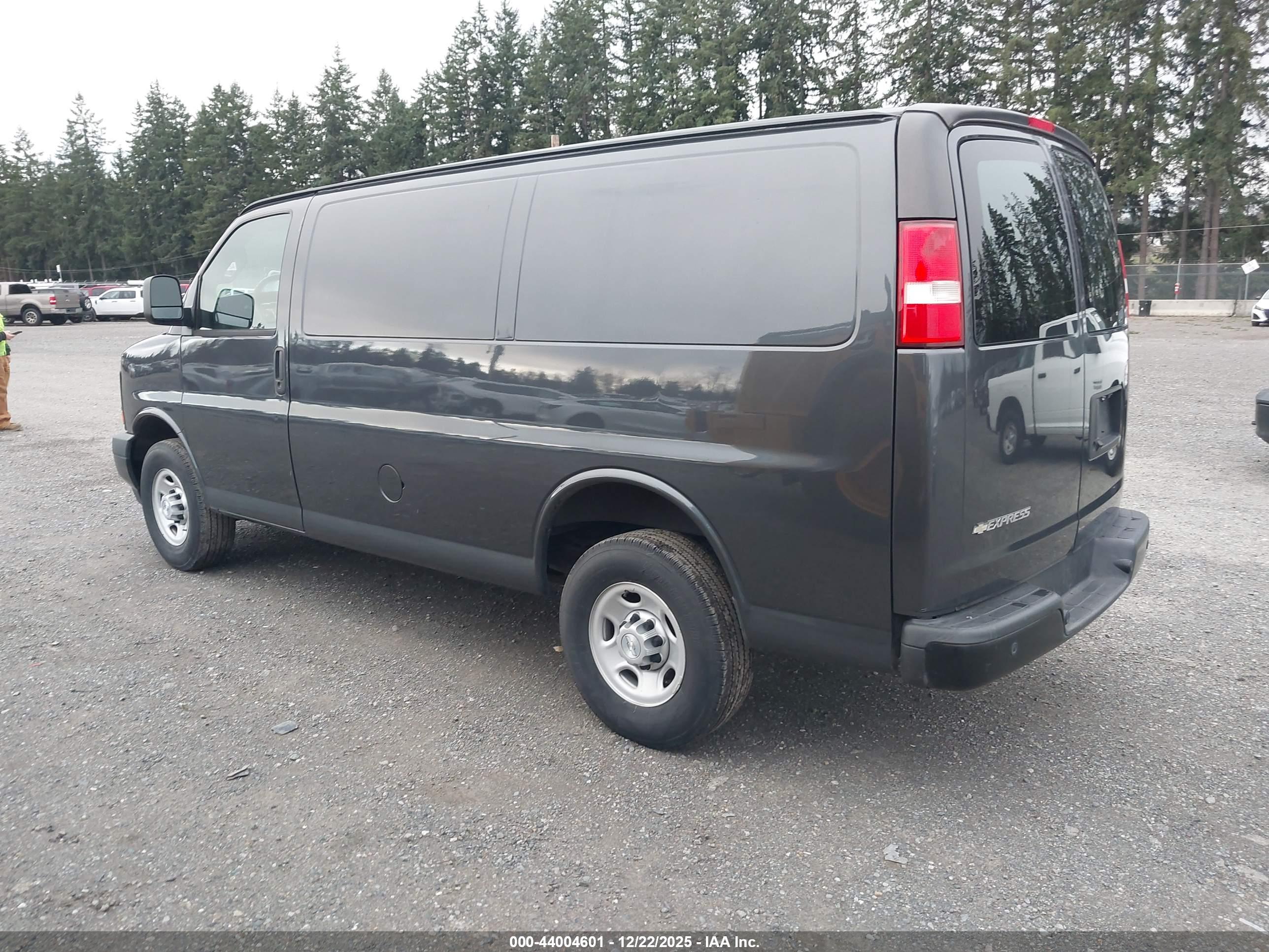 CHEVROLET EXPRESS image 3