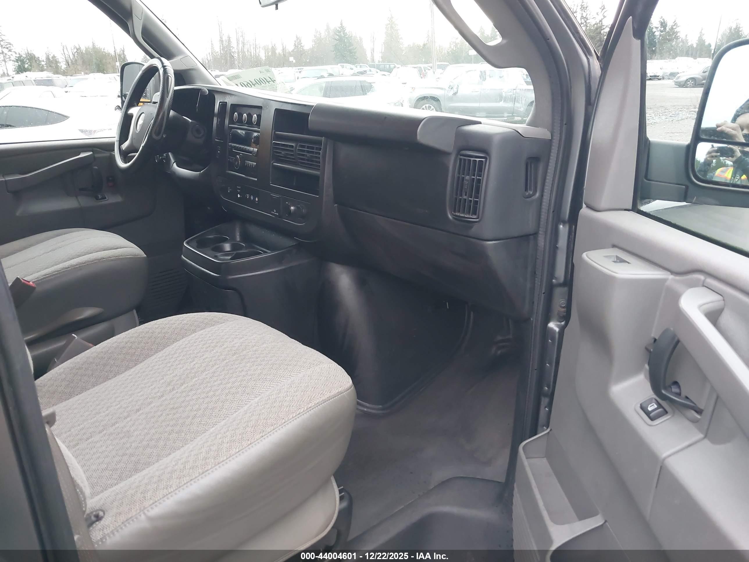 CHEVROLET EXPRESS image 5