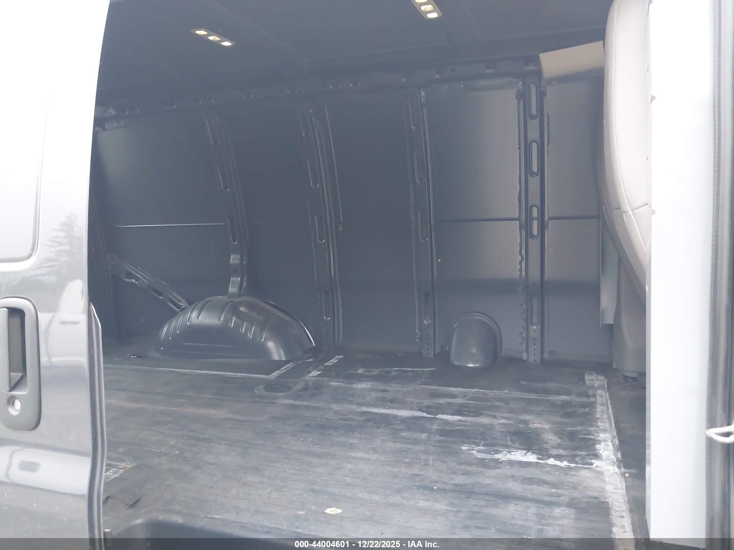CHEVROLET EXPRESS image 8