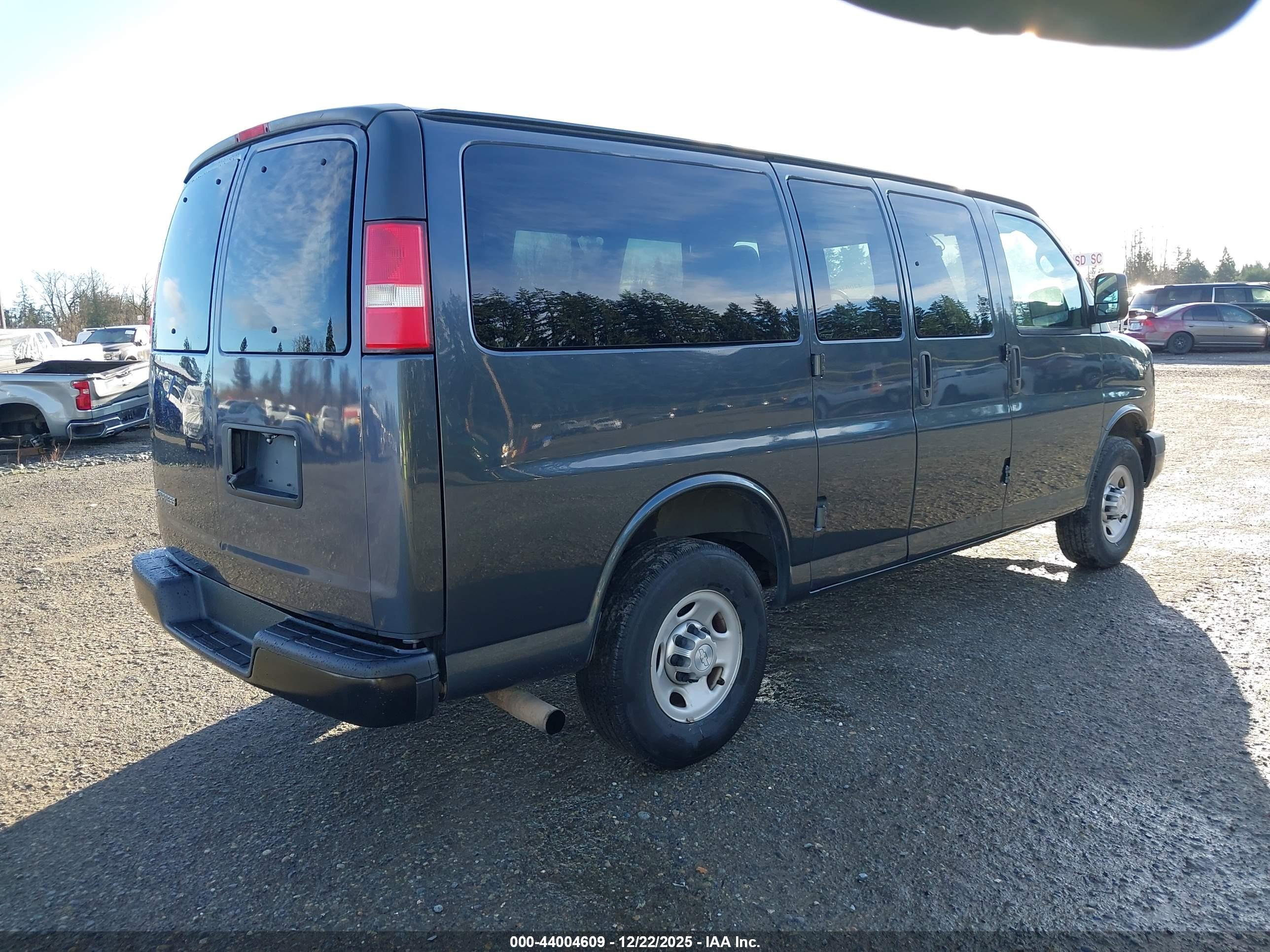 CHEVROLET EXPRESS image 4