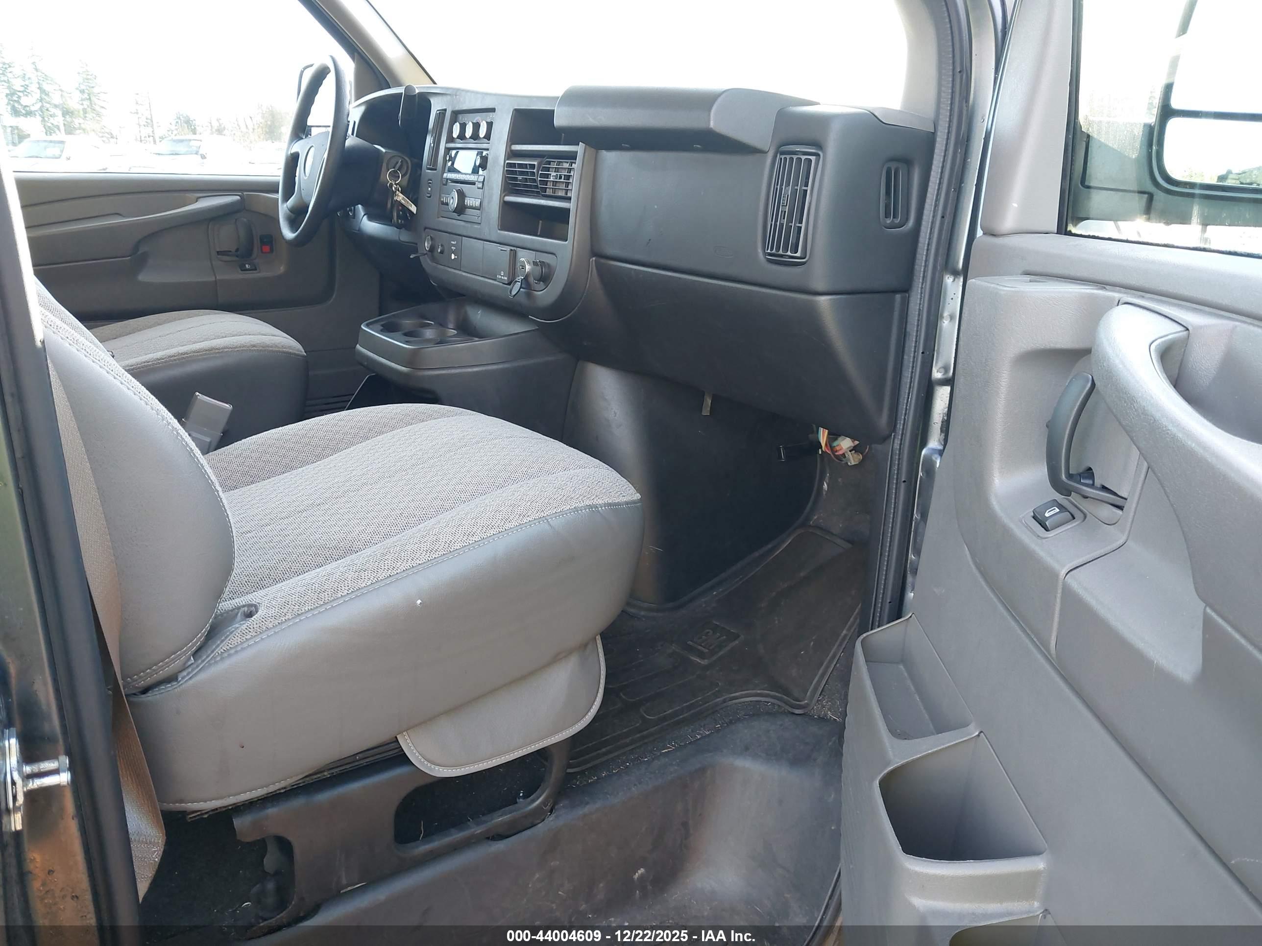 CHEVROLET EXPRESS image 5