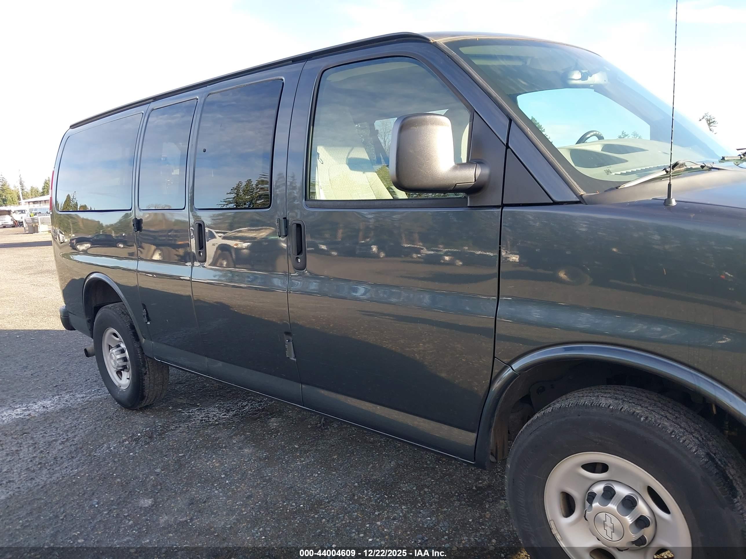 CHEVROLET EXPRESS image 6