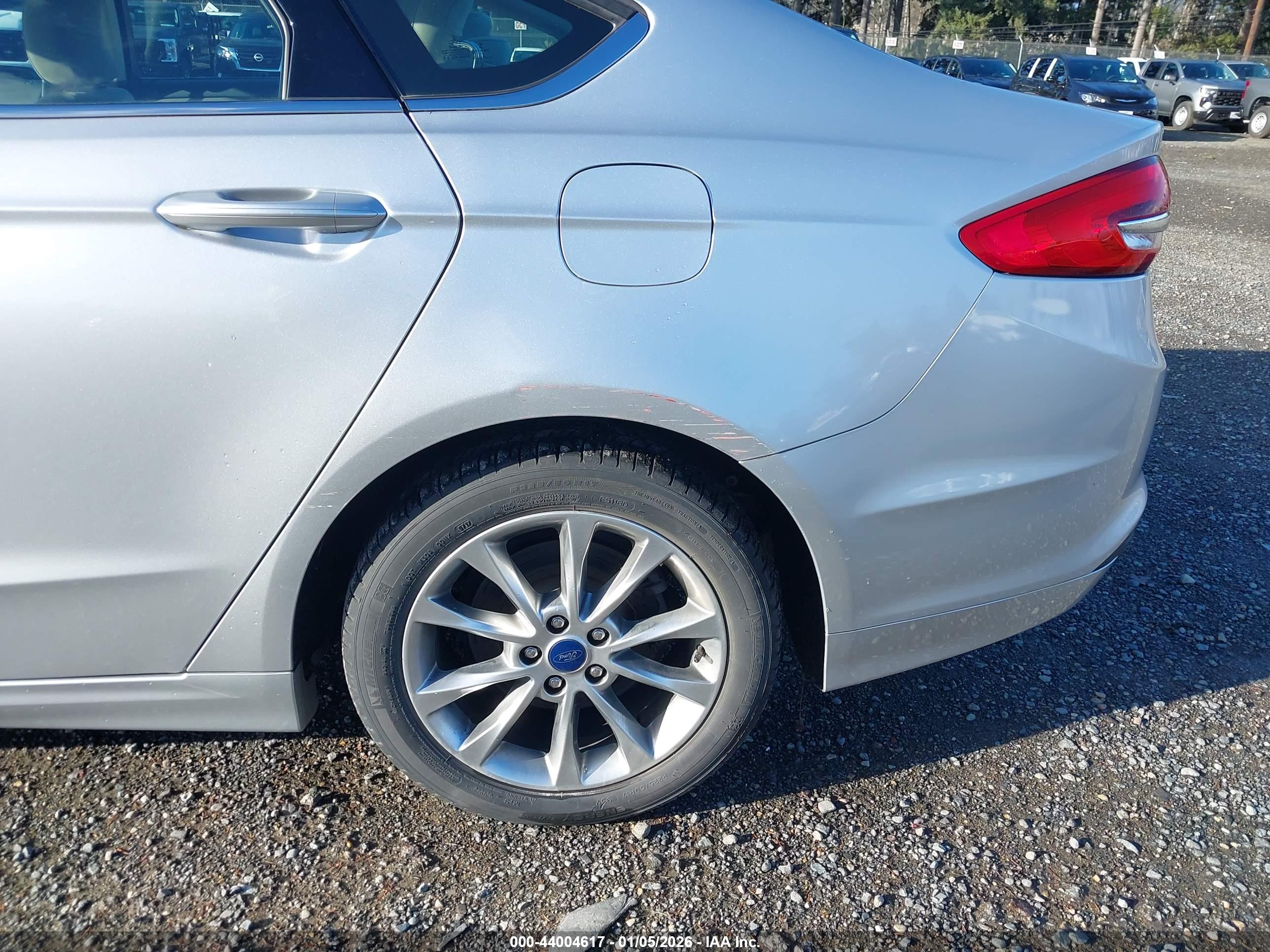 FORD FUSION image 6