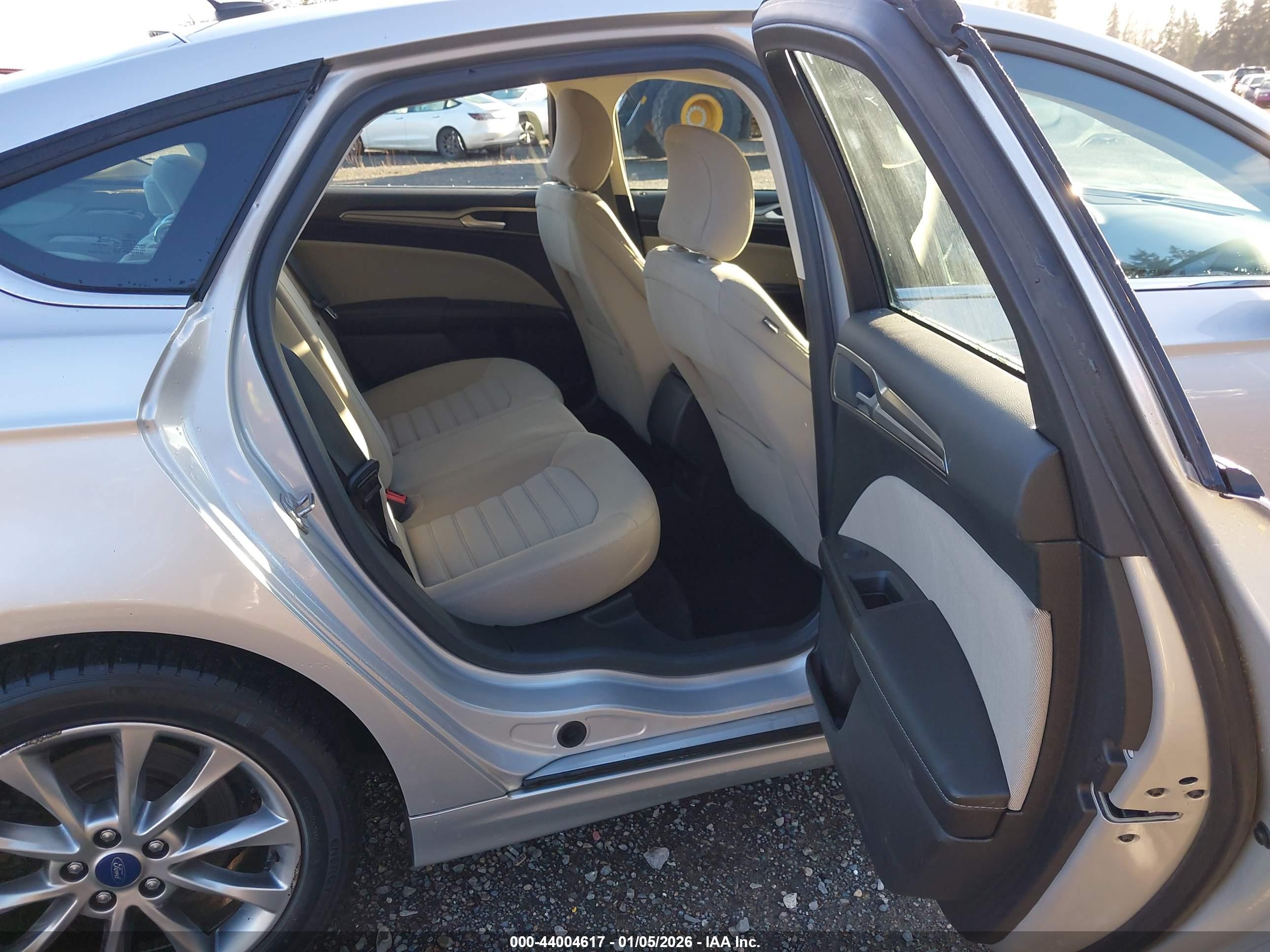 FORD FUSION image 8