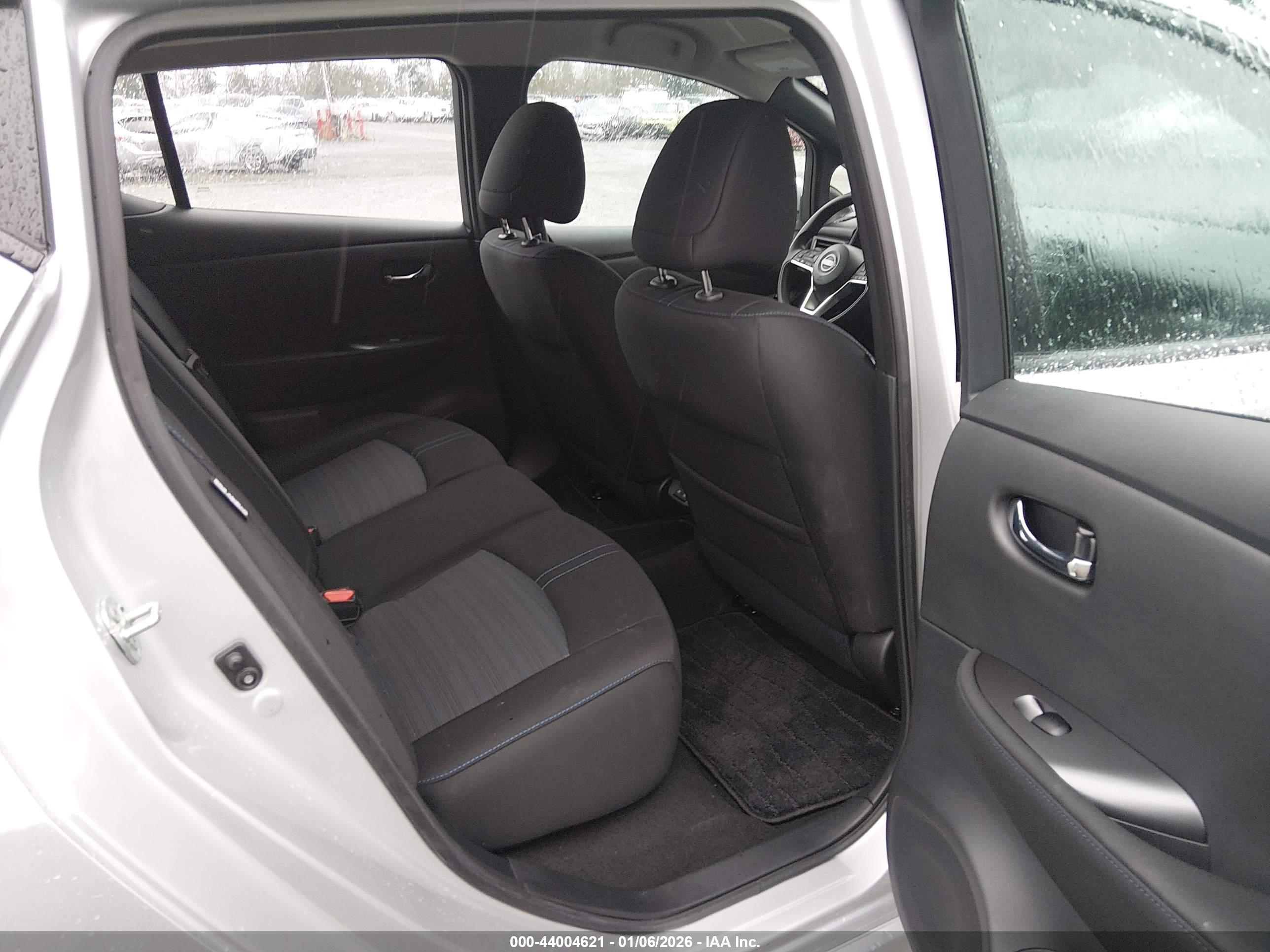 NISSAN LEAF image 8