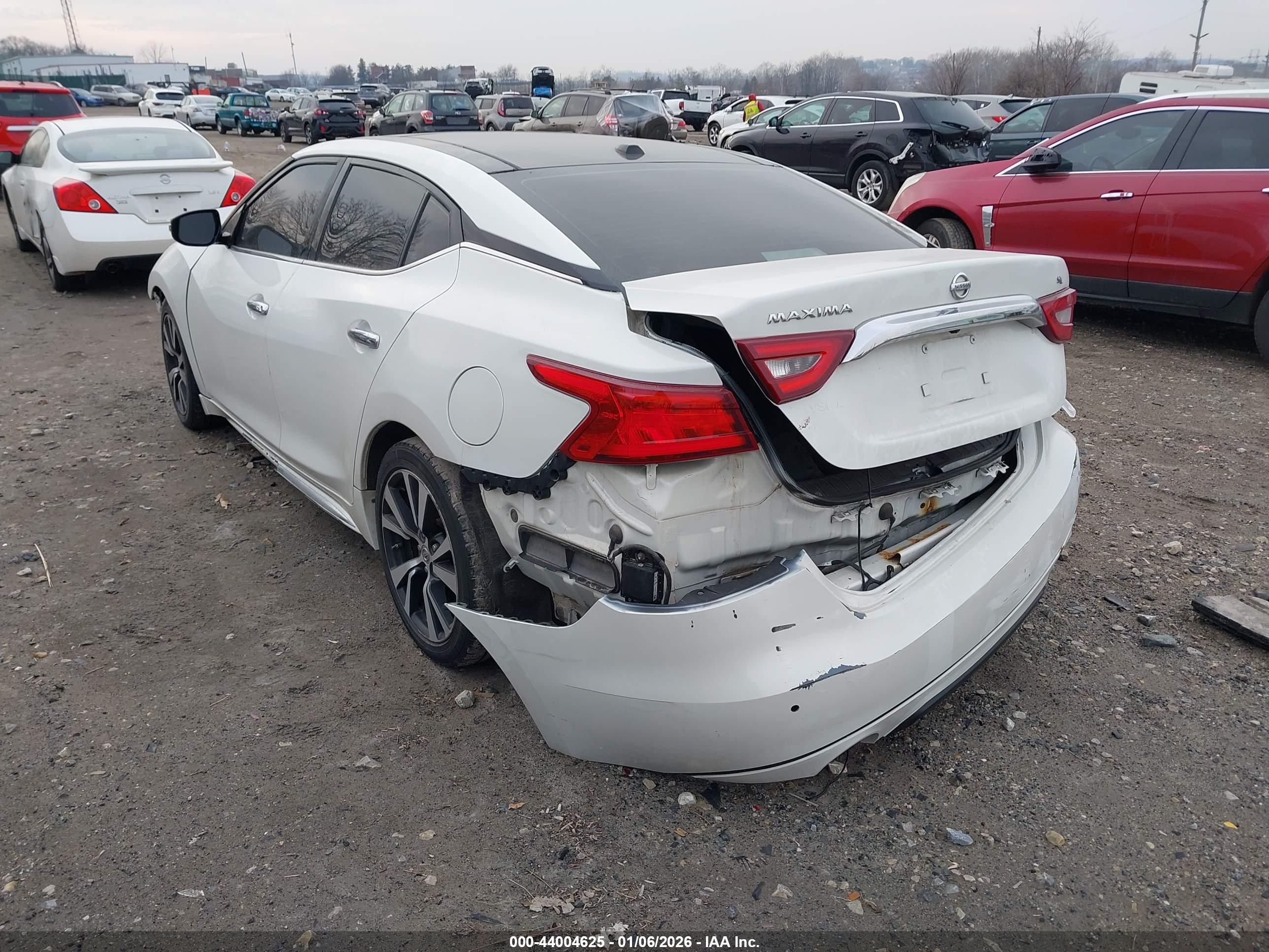 NISSAN MAXIMA image 3
