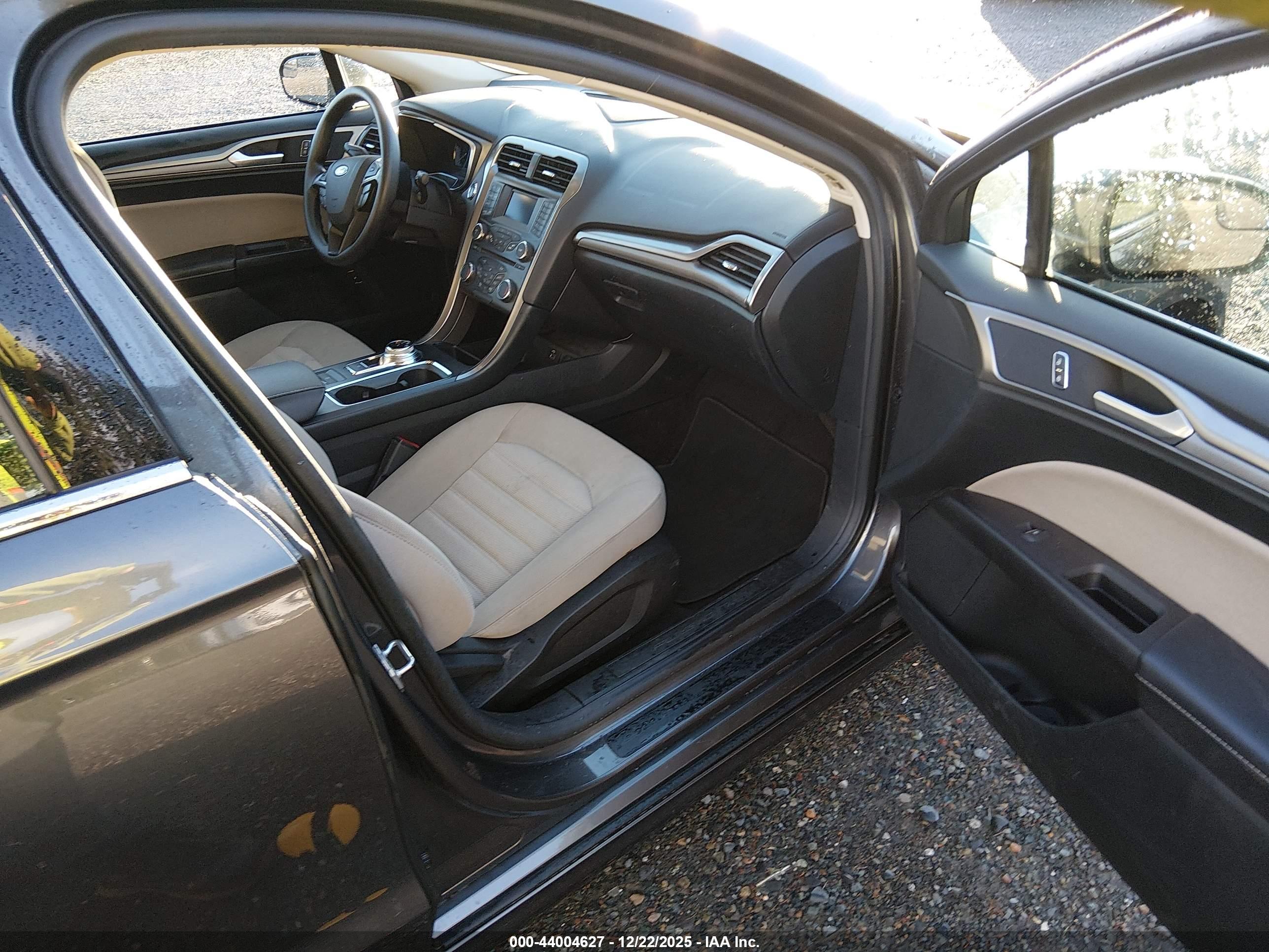 FORD FUSION image 5