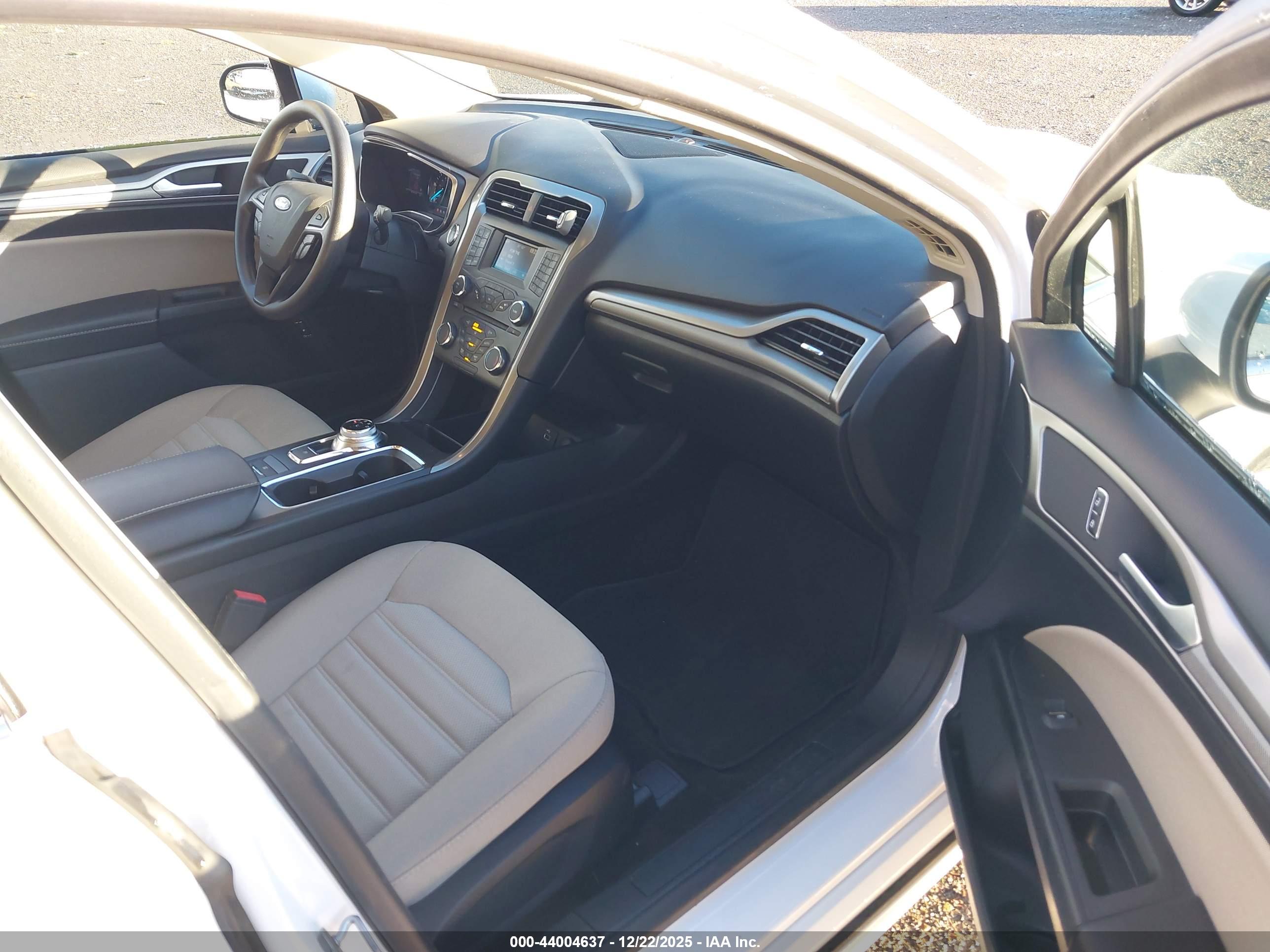 FORD FUSION image 5