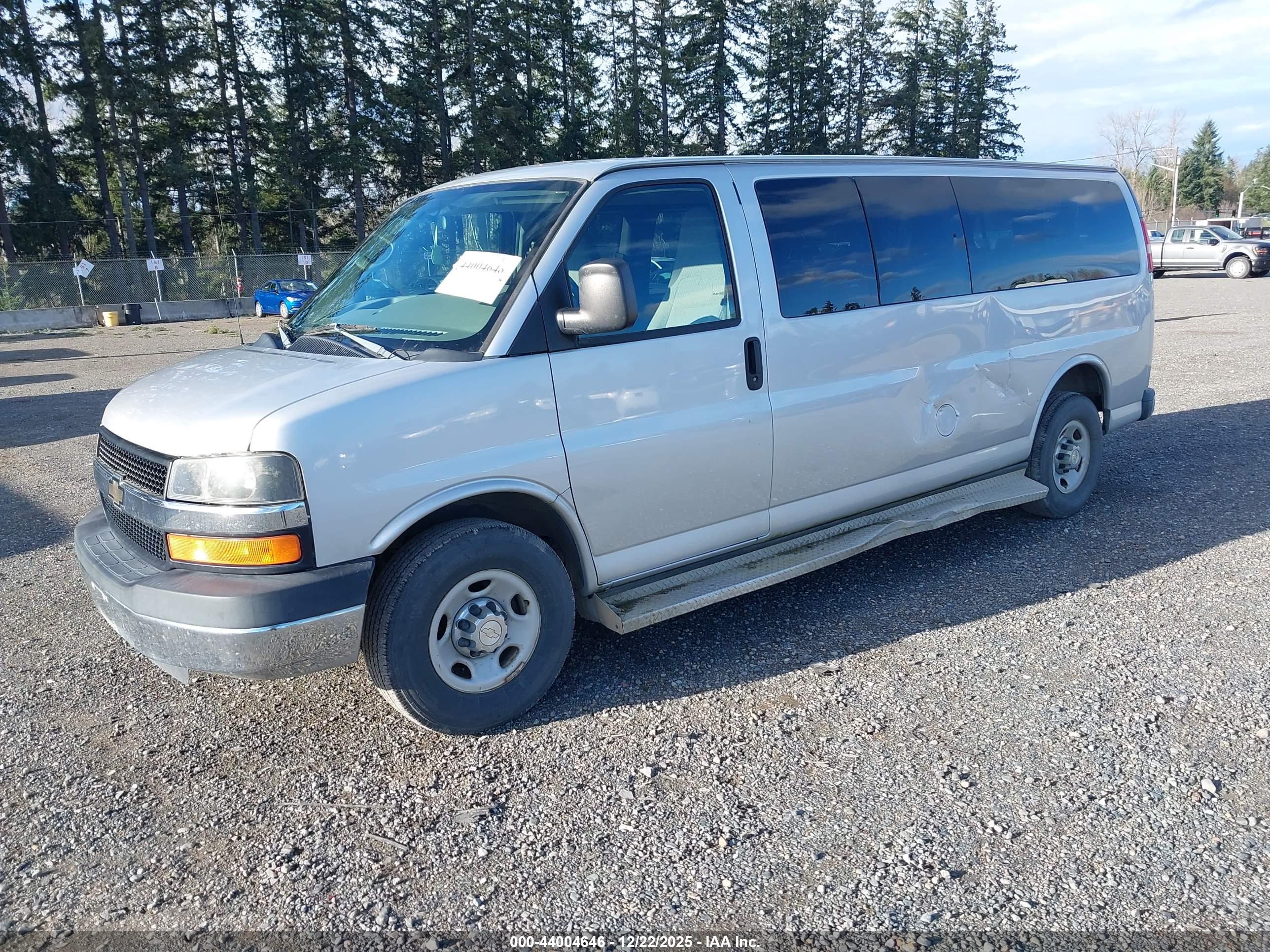 CHEVROLET EXPRESS image 2