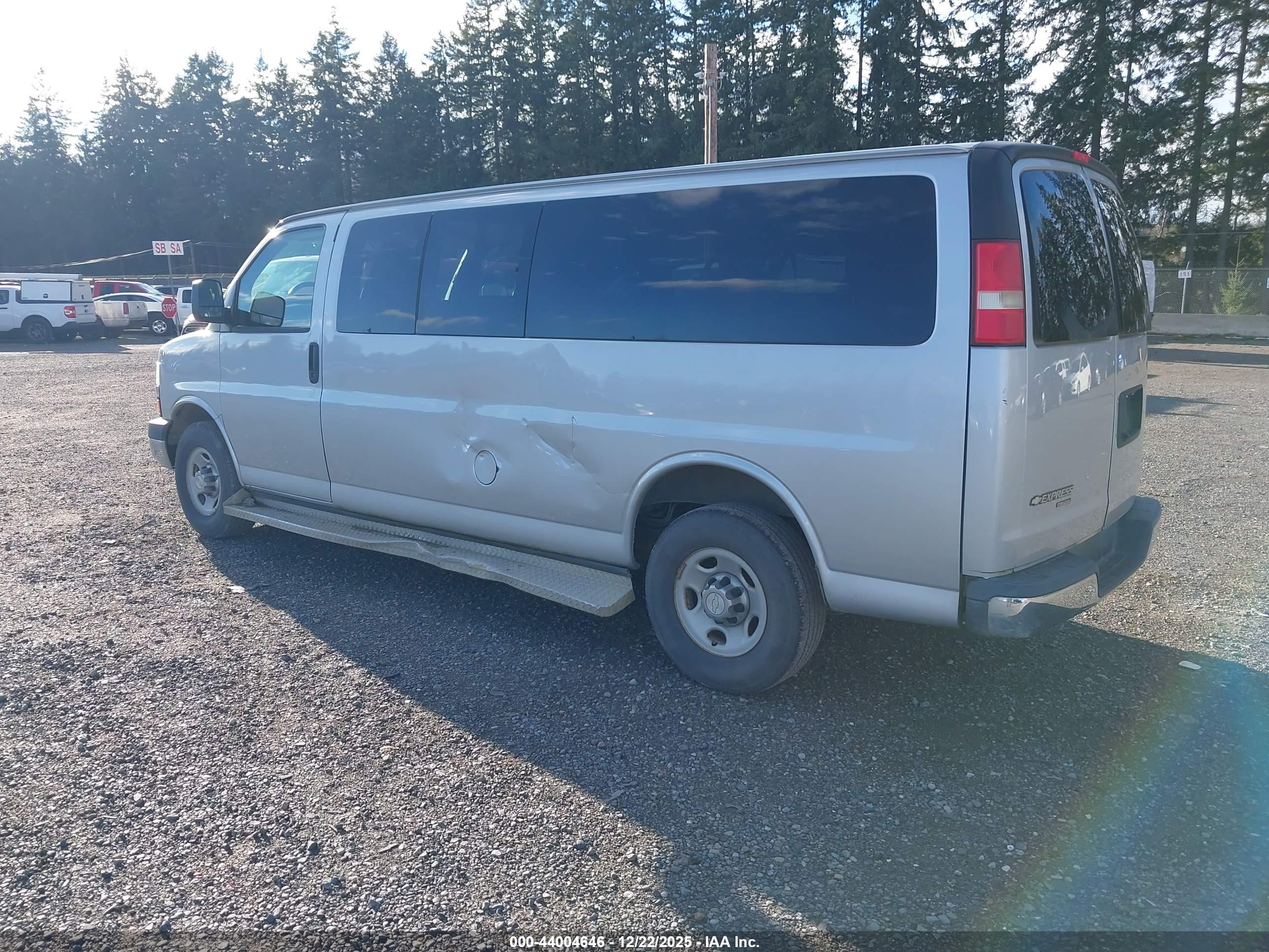 CHEVROLET EXPRESS image 3