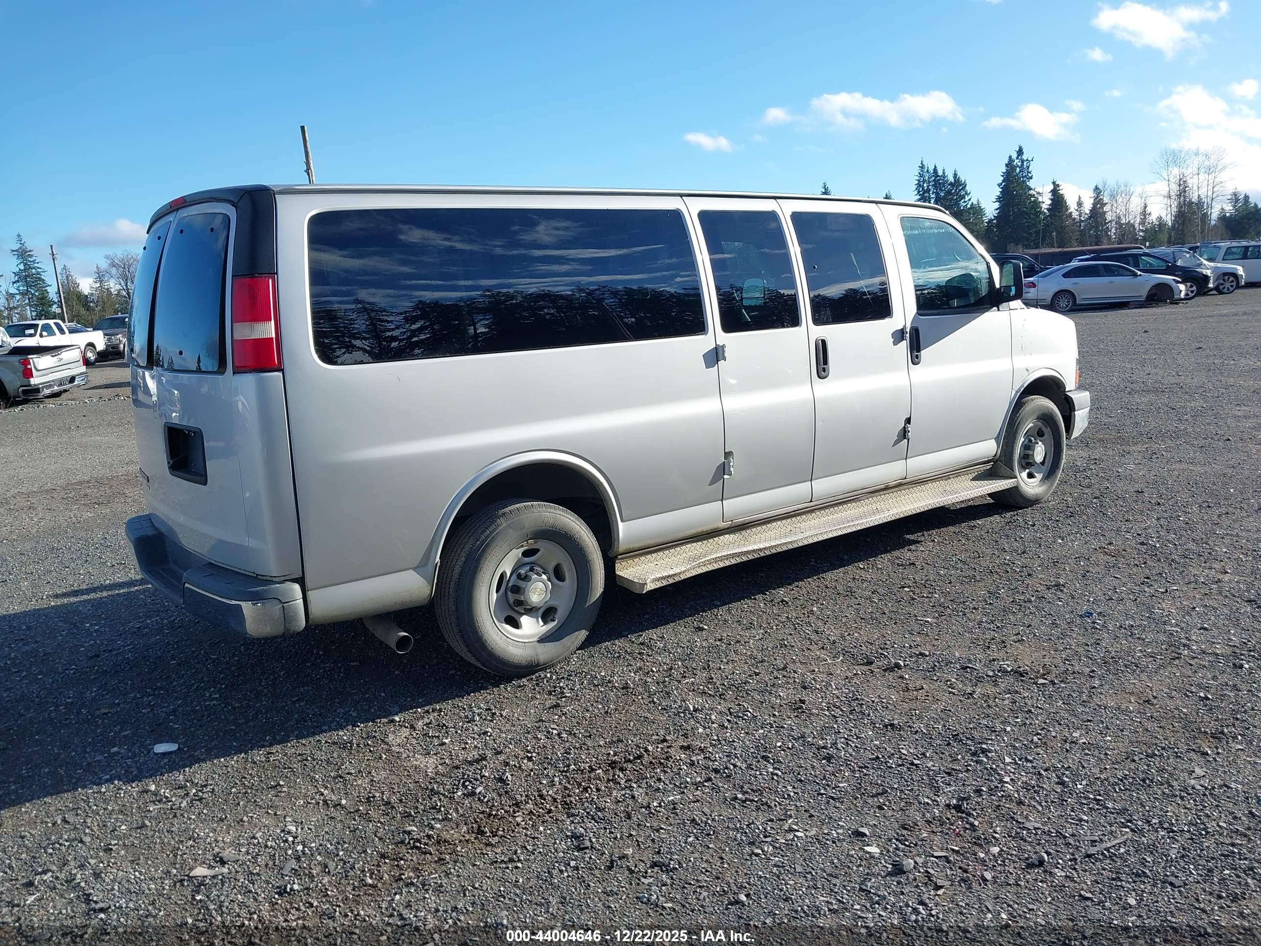 CHEVROLET EXPRESS image 4