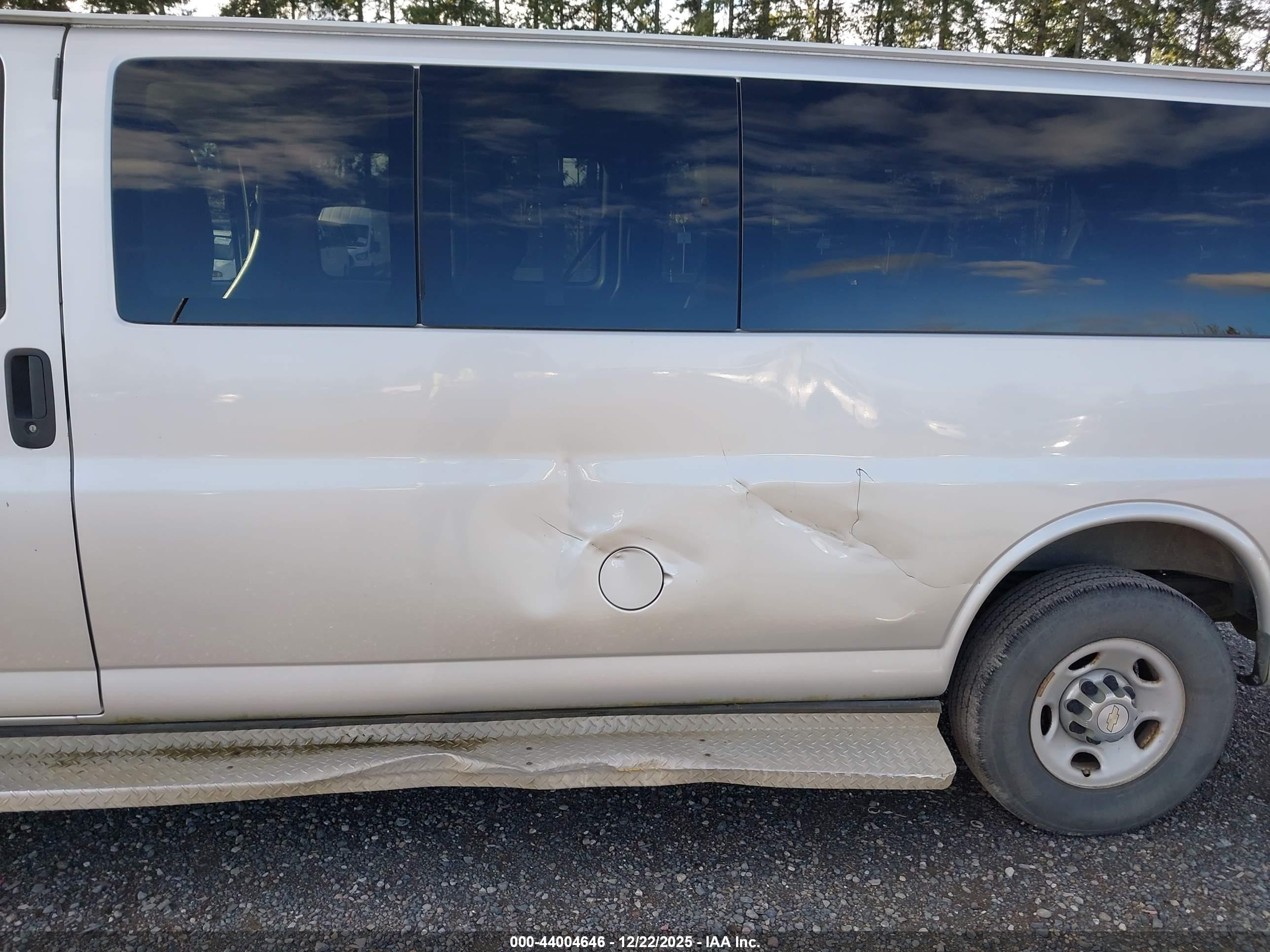 CHEVROLET EXPRESS image 6
