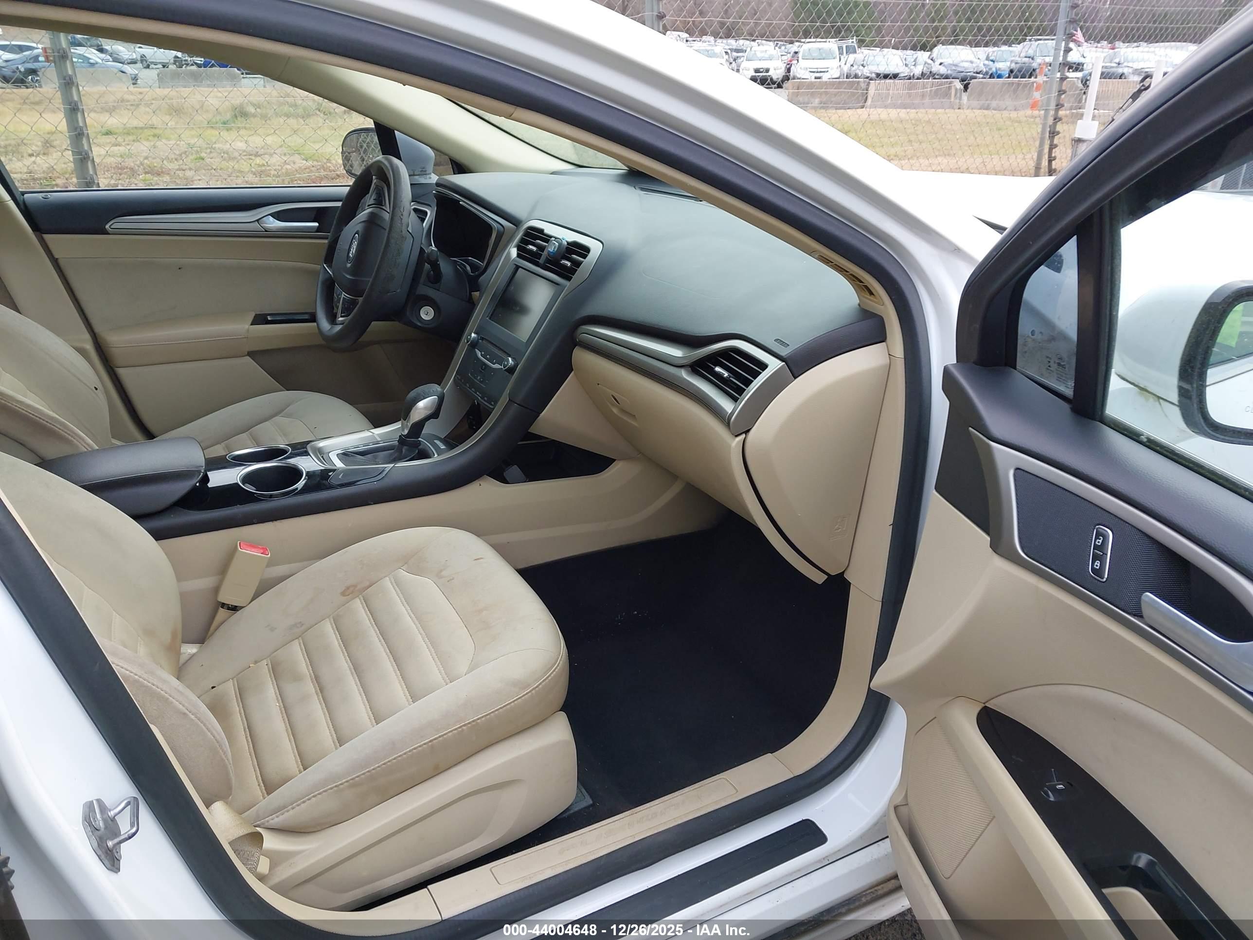 FORD FUSION image 5