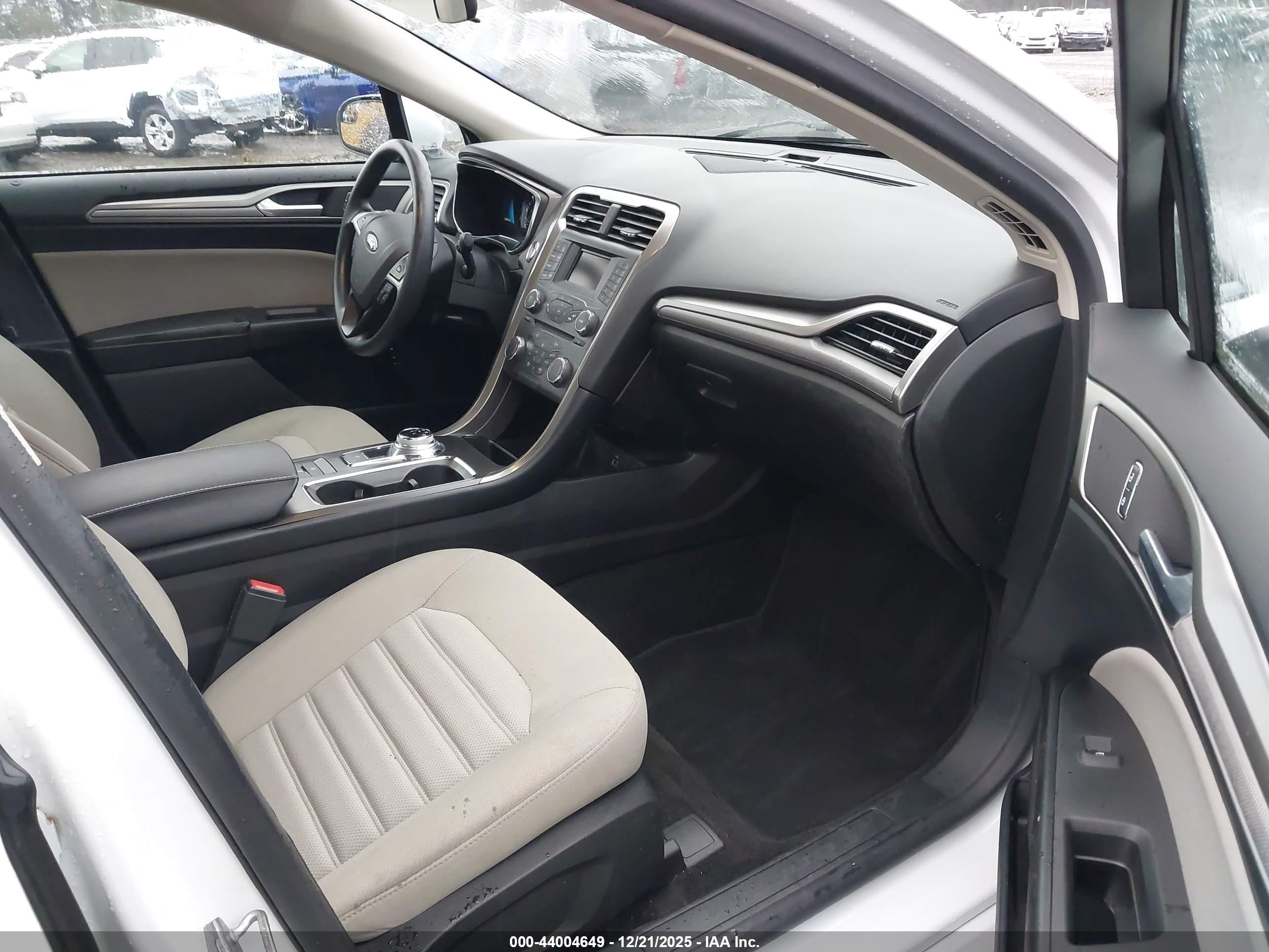 FORD FUSION image 5
