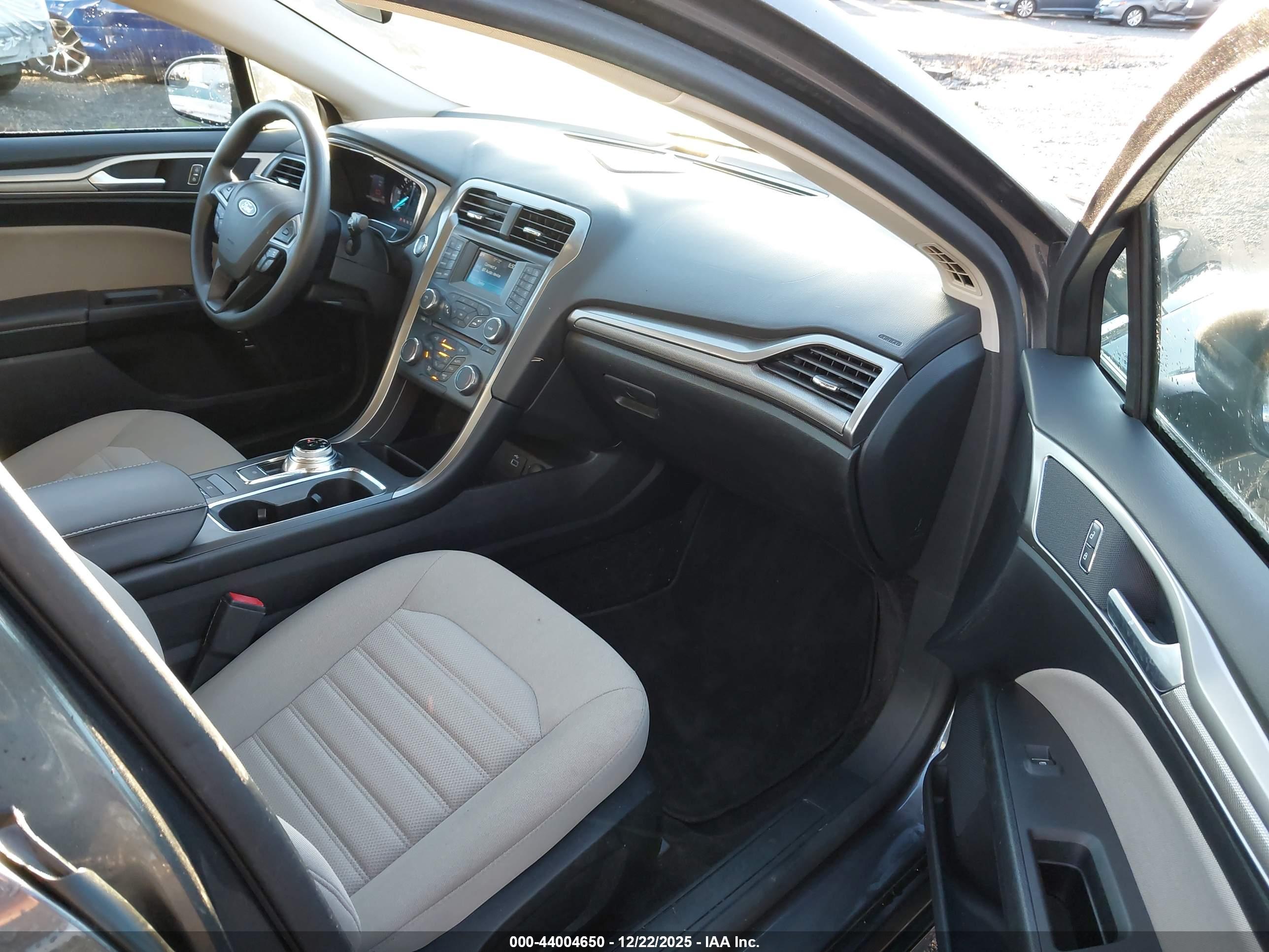 FORD FUSION image 5