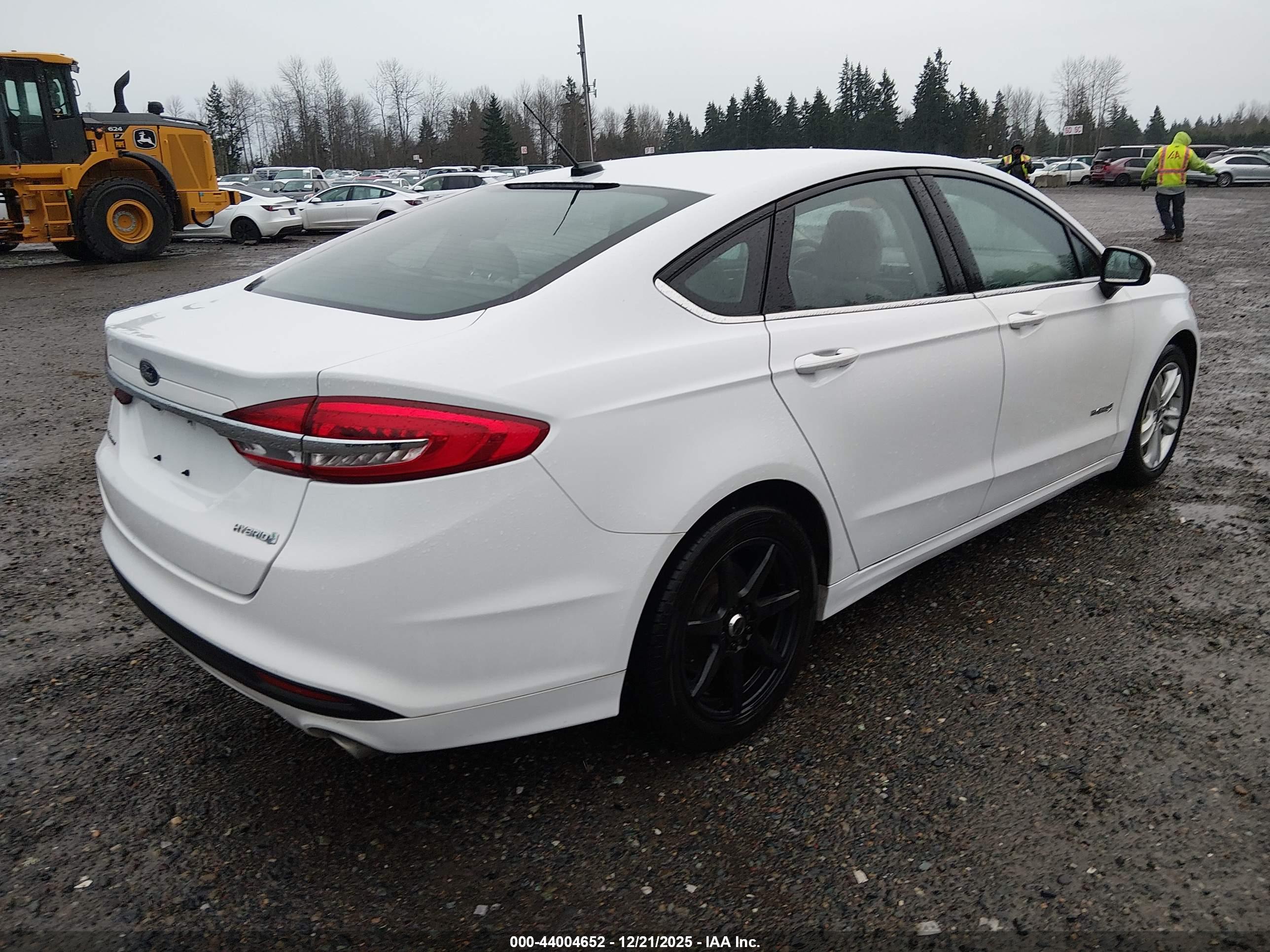 FORD FUSION image 4