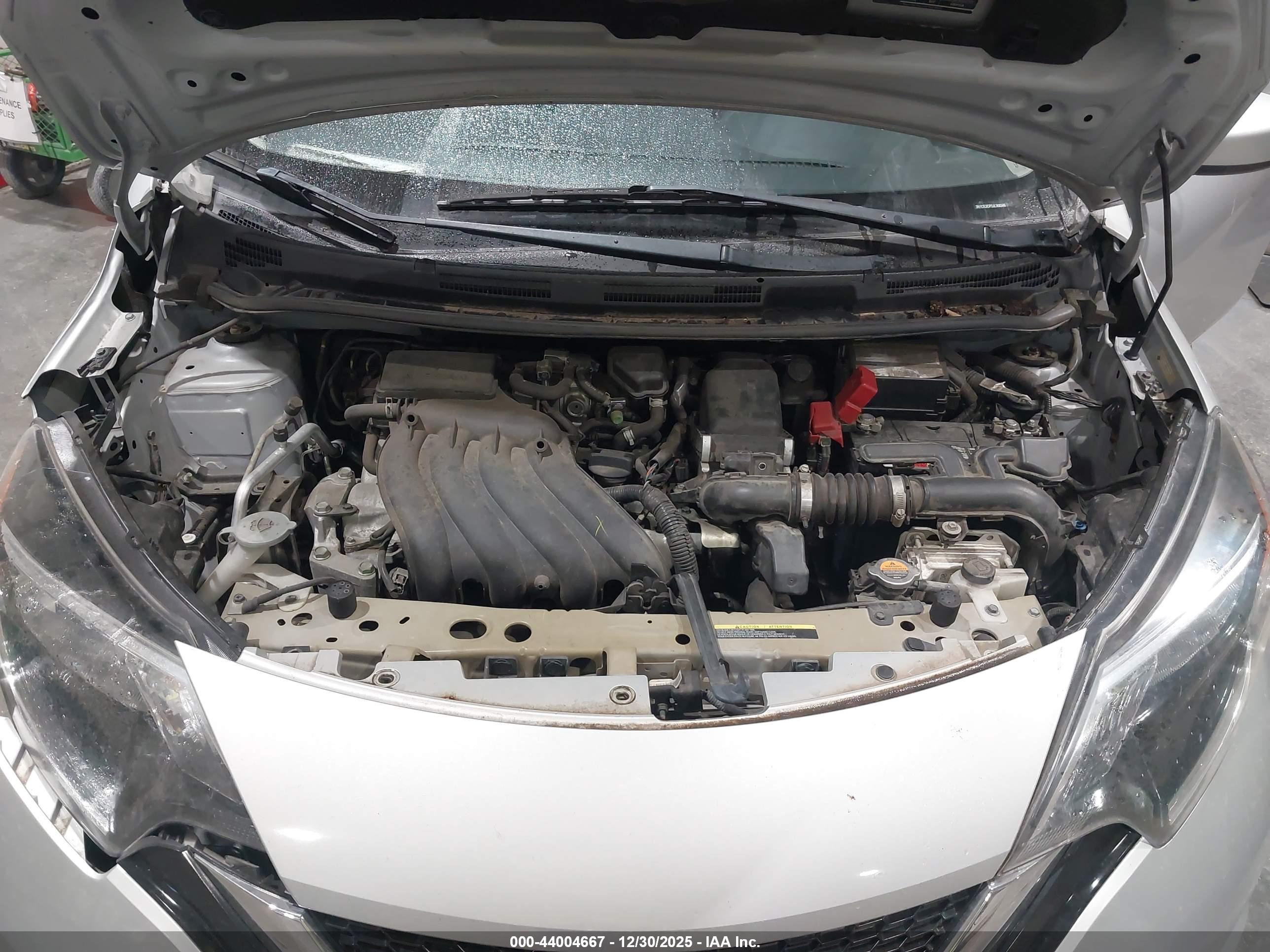 NISSAN VERSA image 10