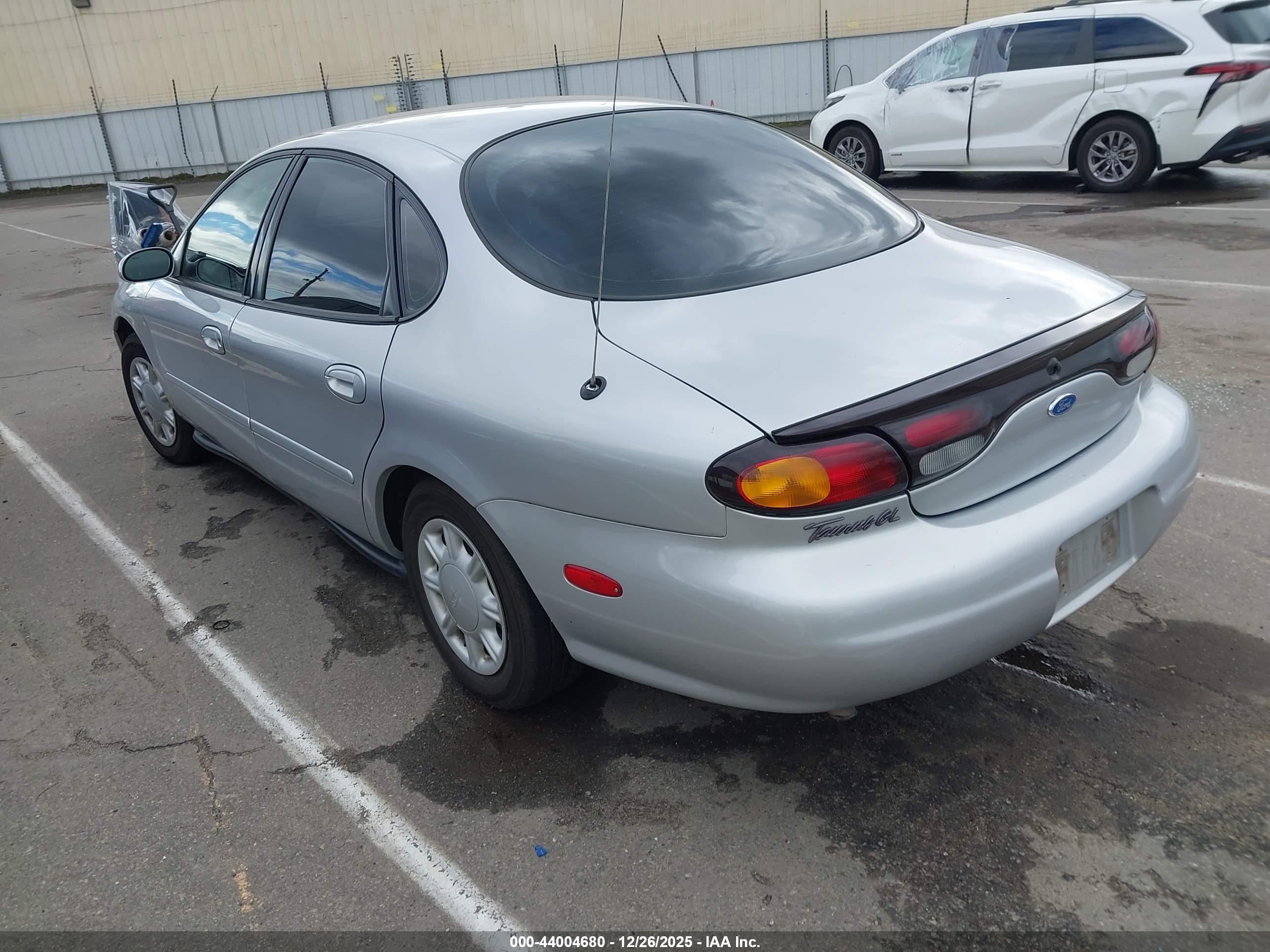 FORD TAURUS image 3