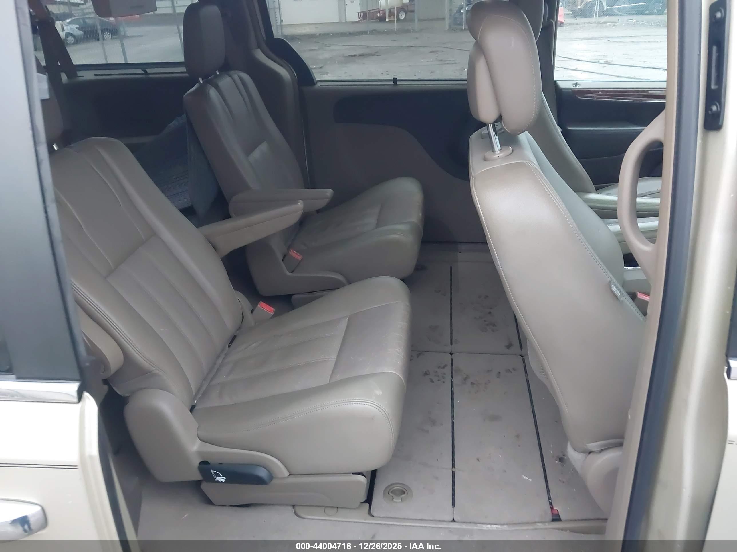 CHRYSLER TOWN image 8