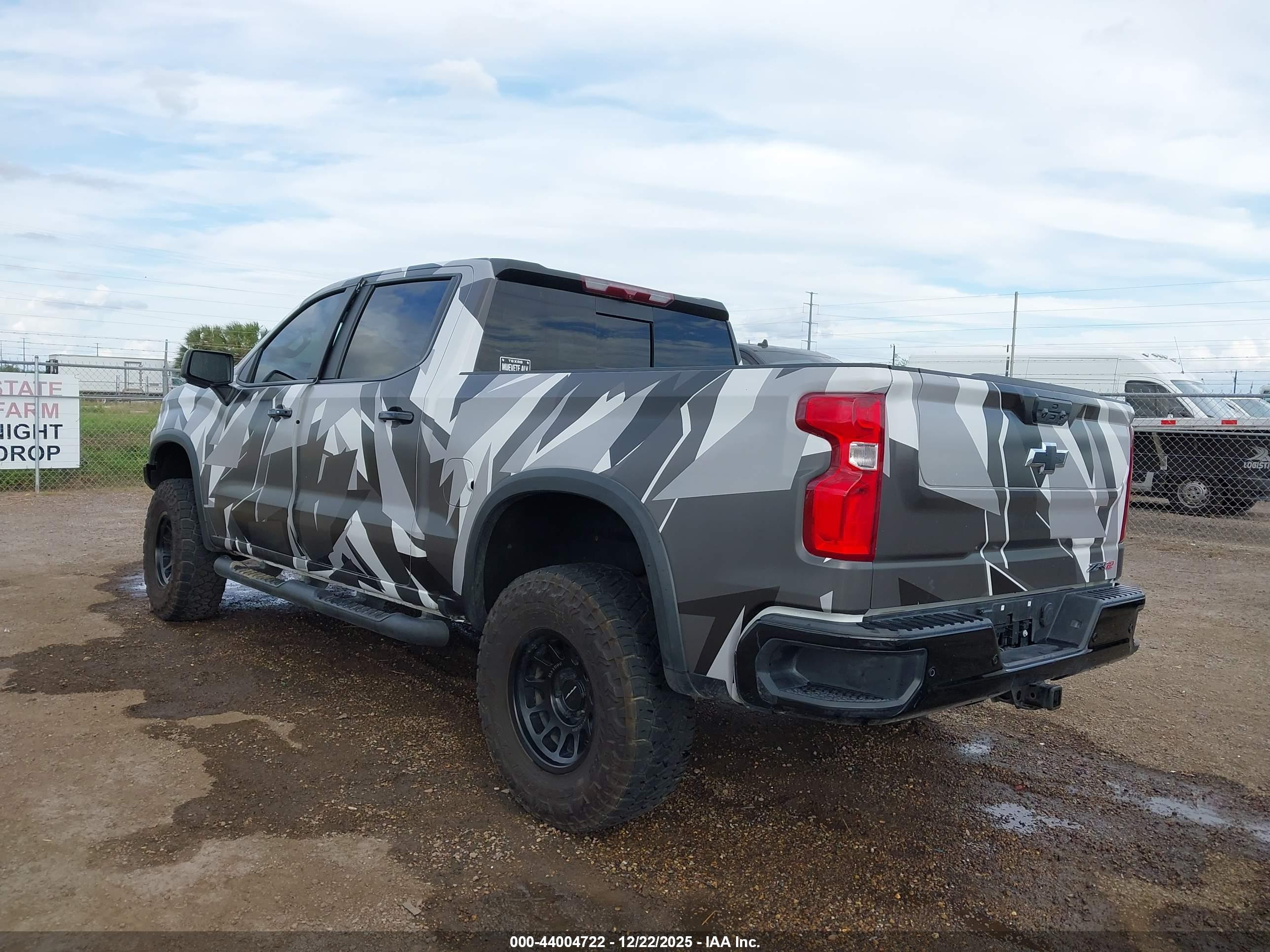 CHEVROLET SILVERADO image 3