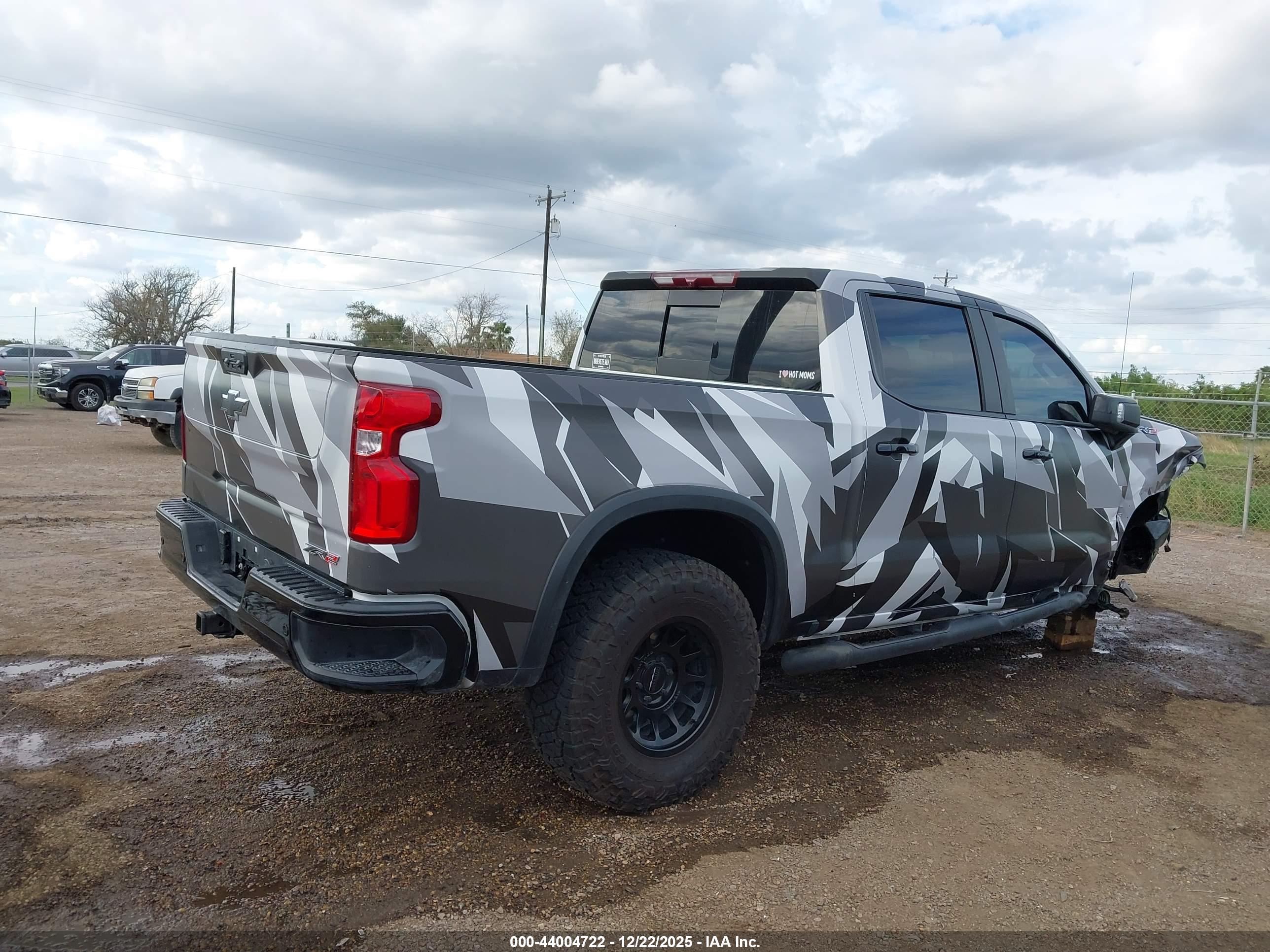 CHEVROLET SILVERADO image 4