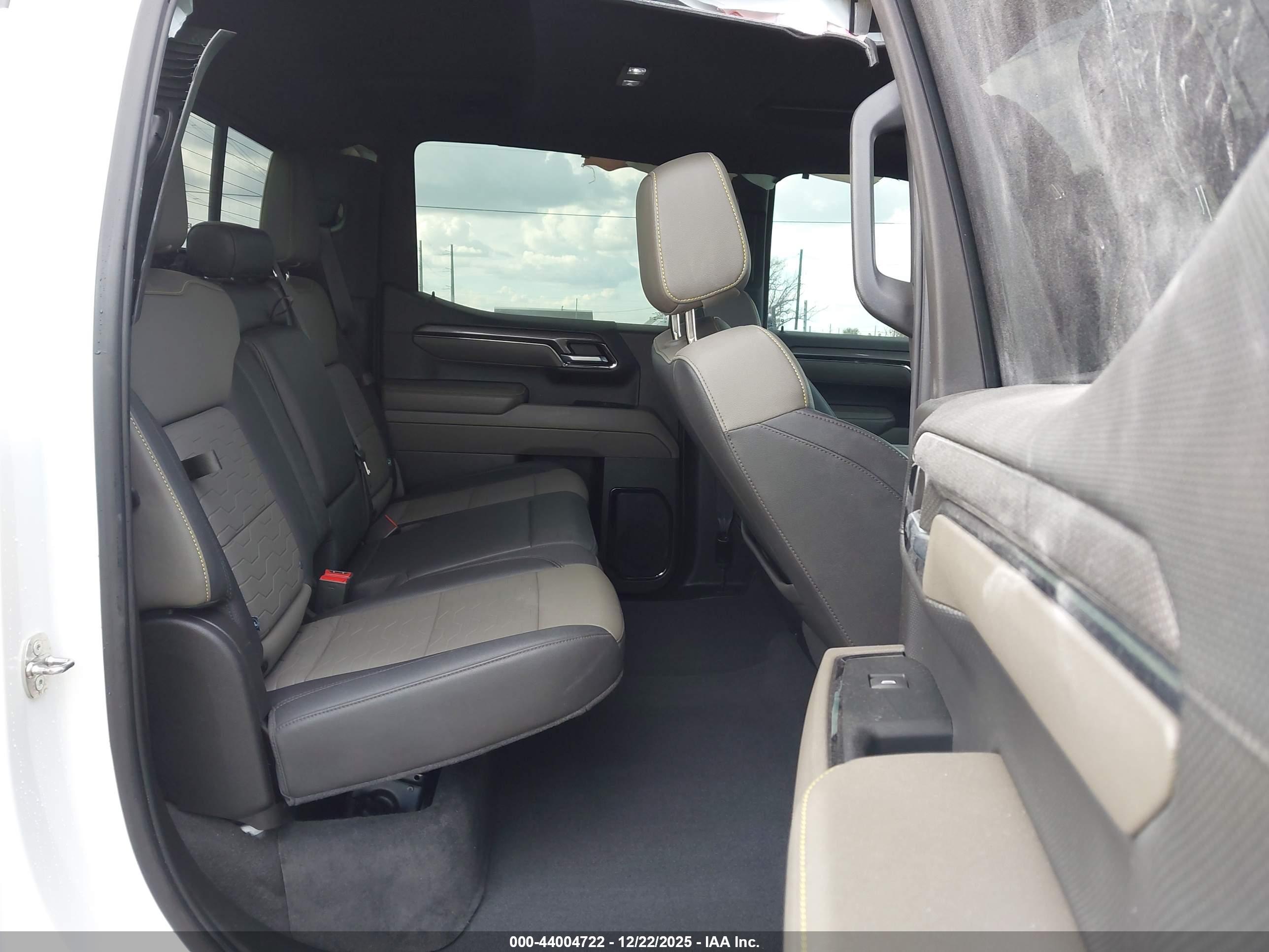 CHEVROLET SILVERADO image 8