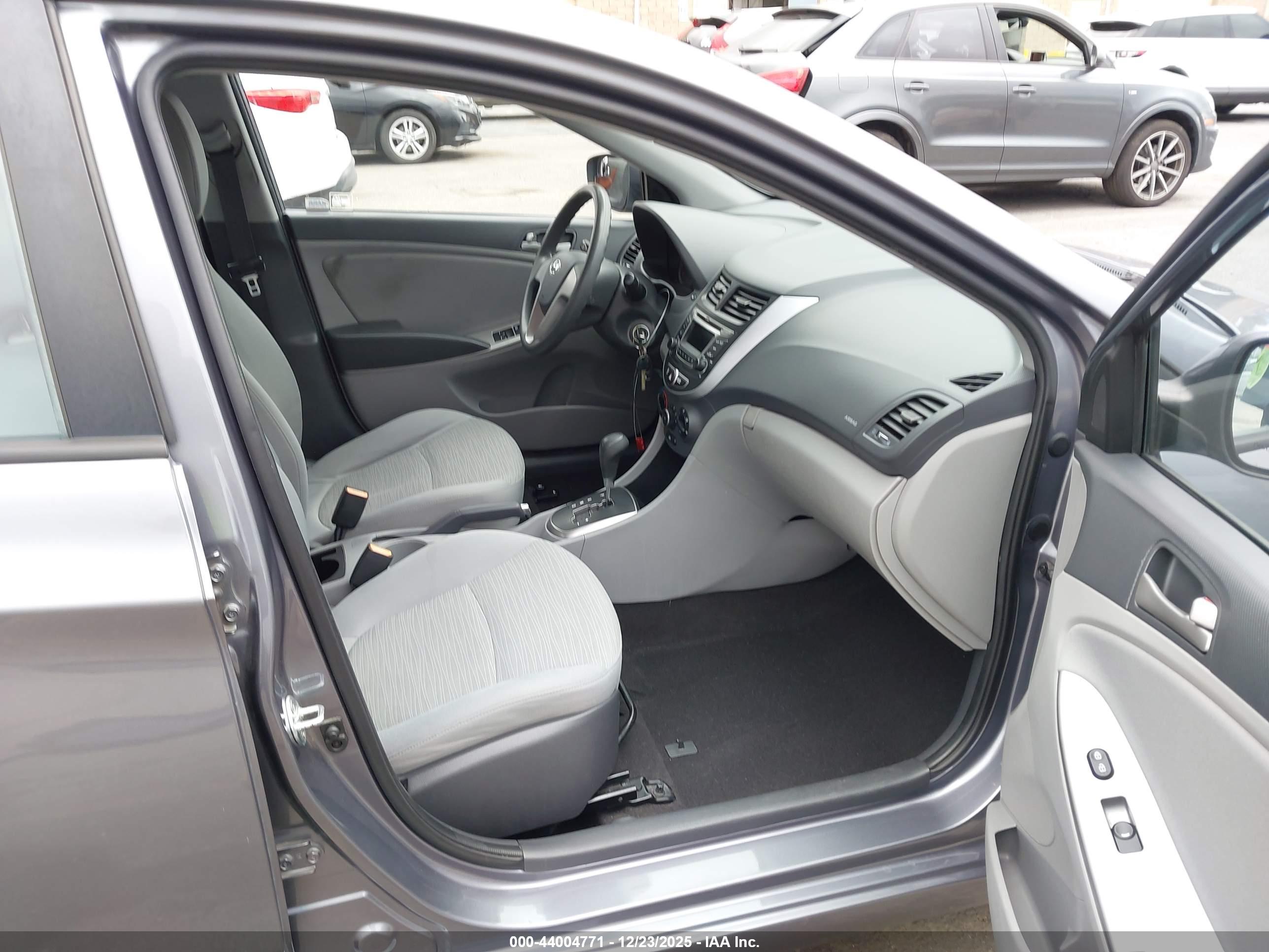 HYUNDAI ACCENT image 5