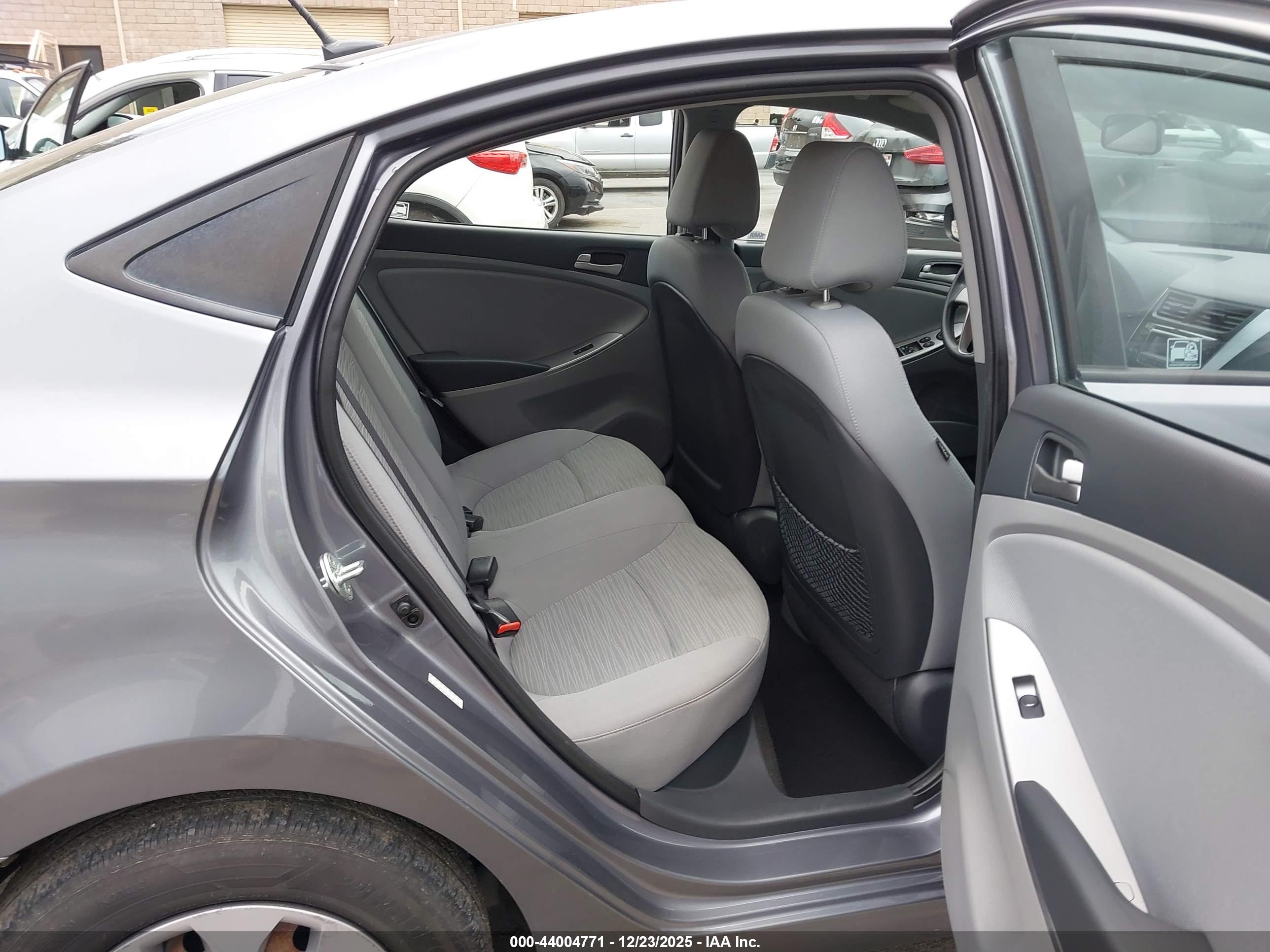 HYUNDAI ACCENT image 8