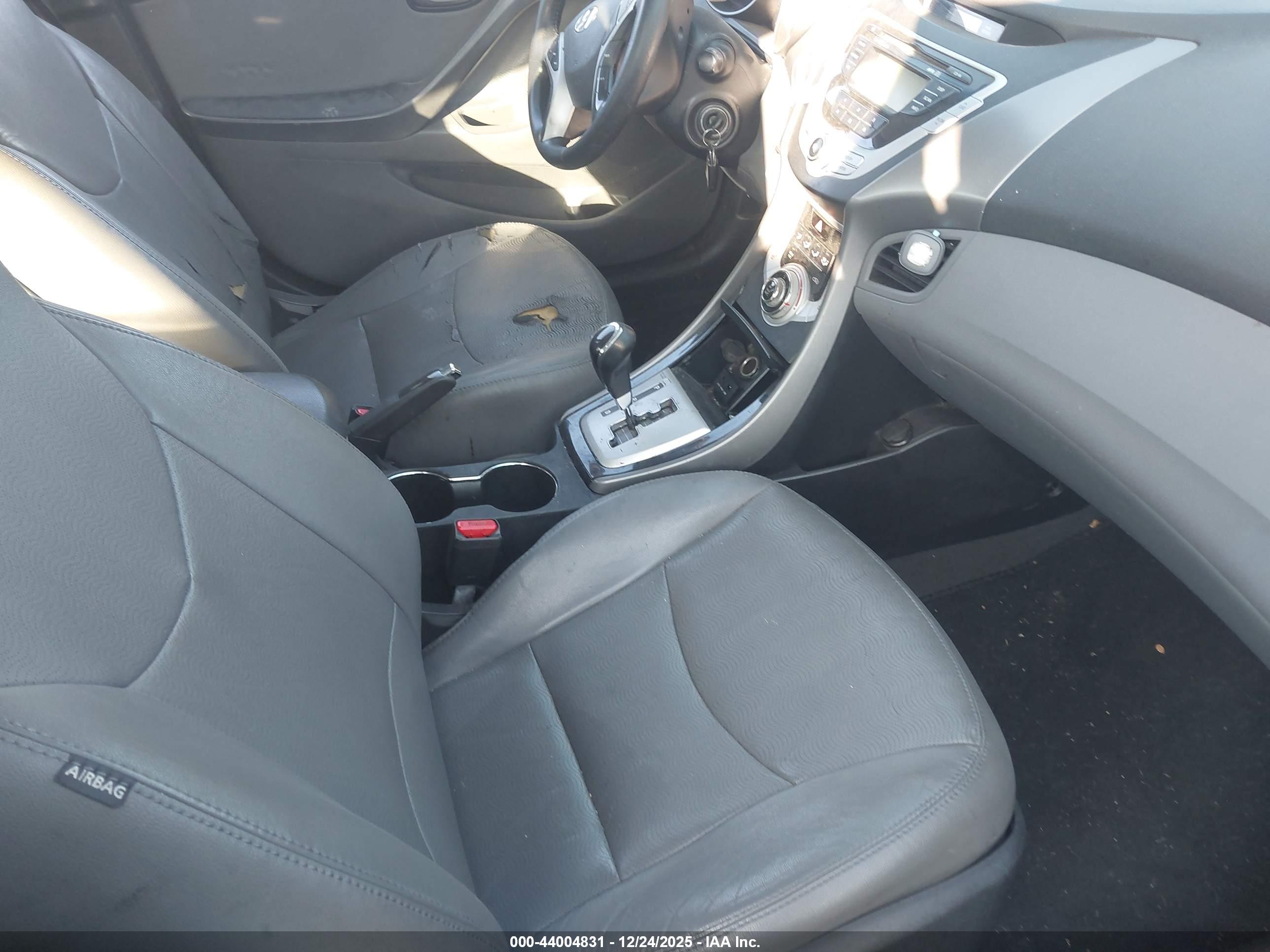 HYUNDAI ELANTRA image 5