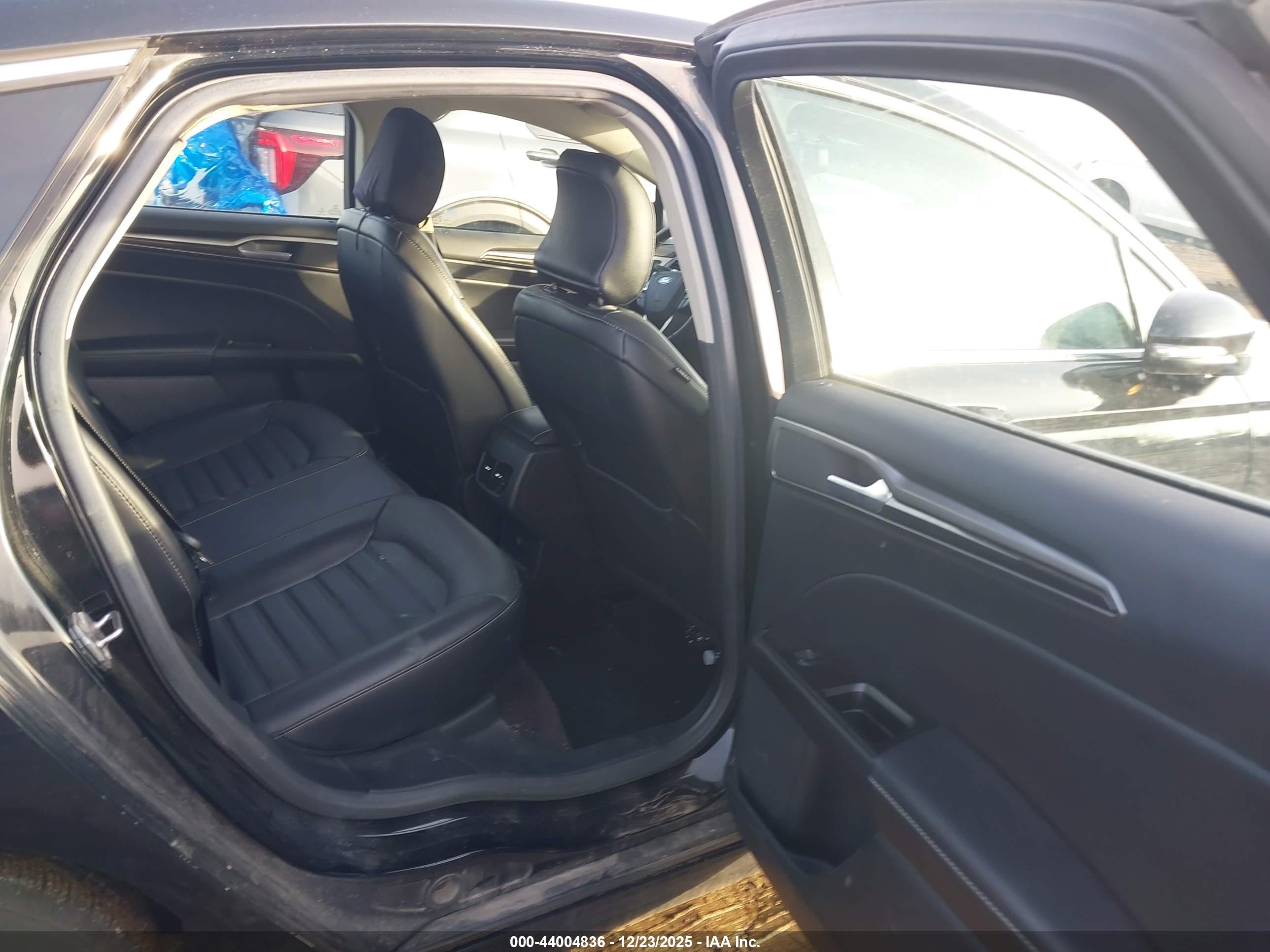 FORD FUSION image 8