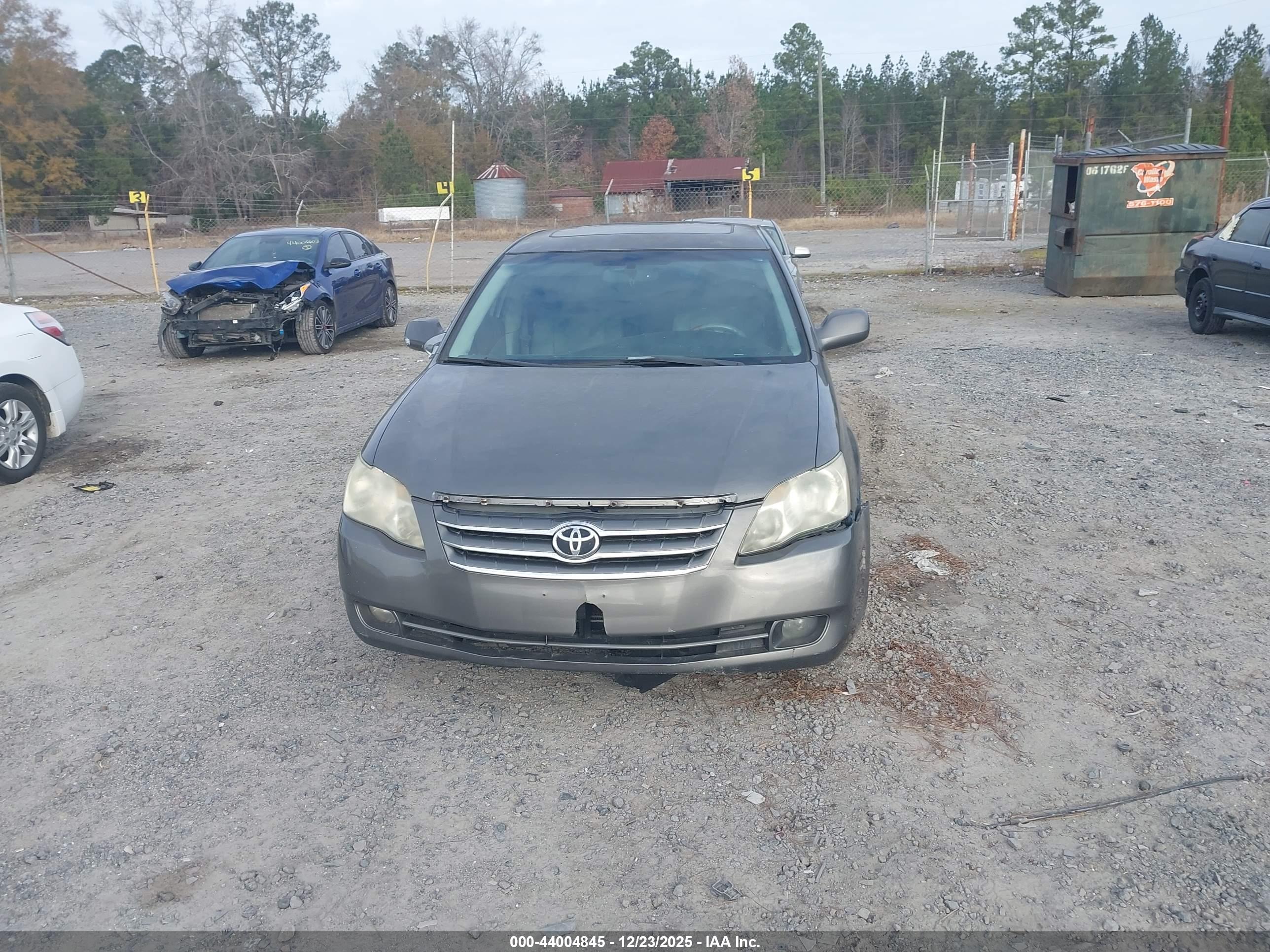 TOYOTA AVALON image 6