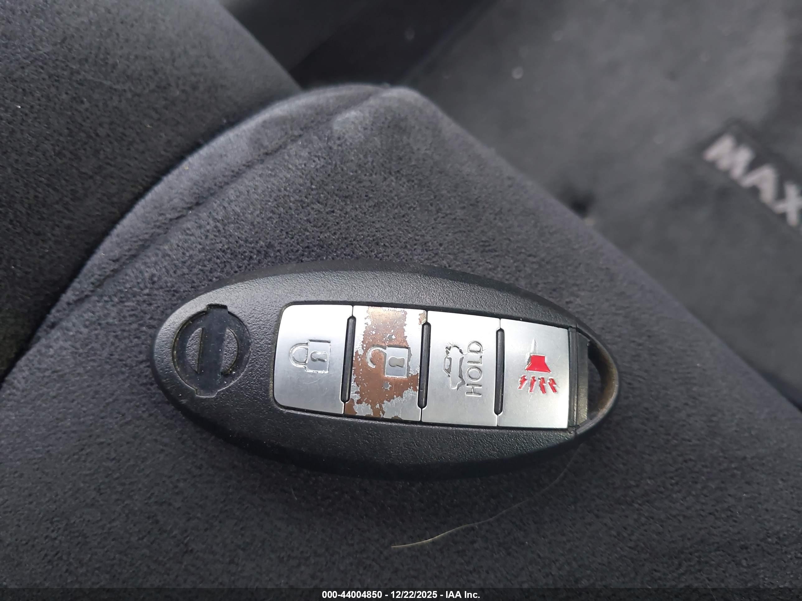 NISSAN MAXIMA image 11