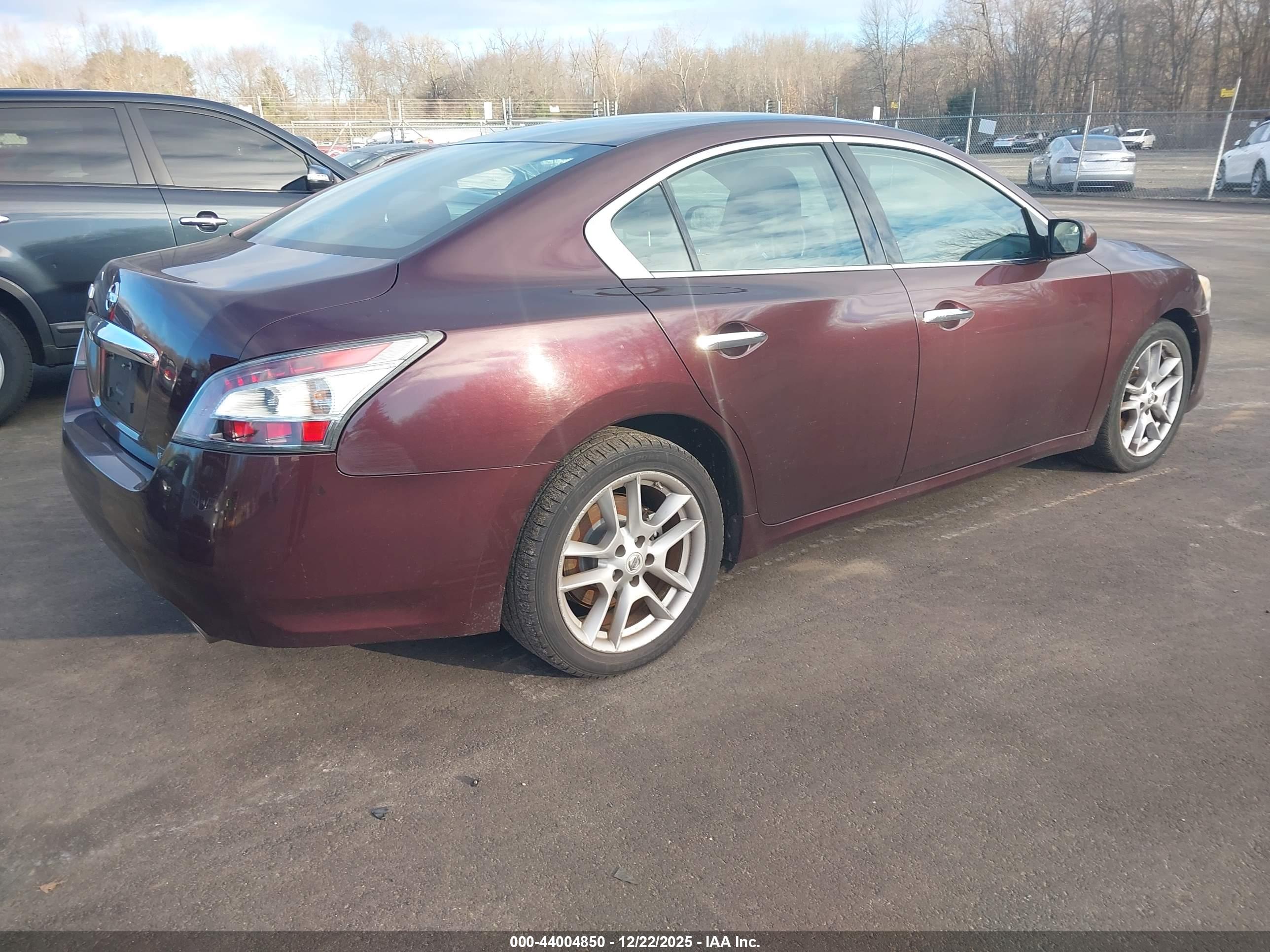 NISSAN MAXIMA image 4