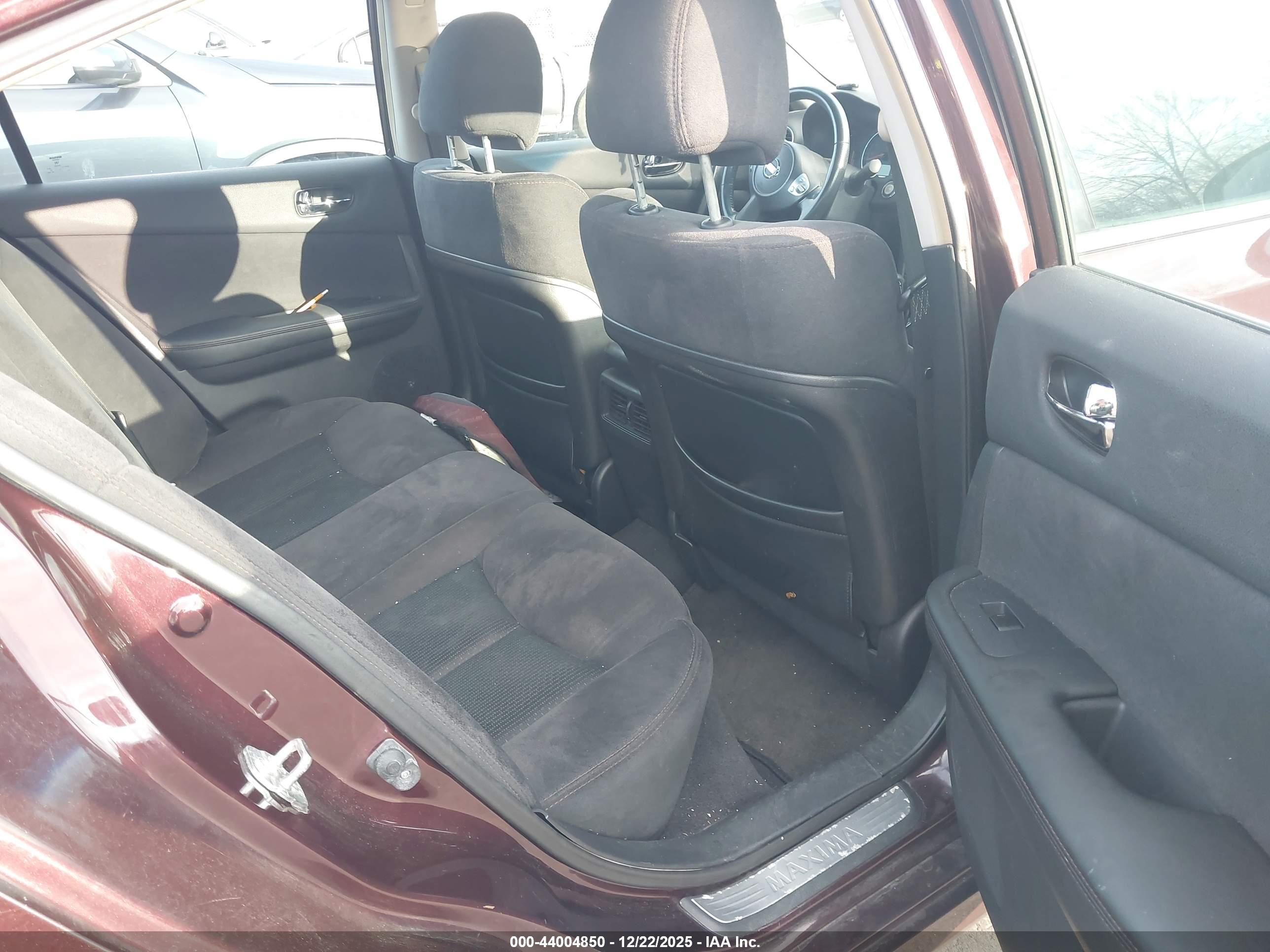 NISSAN MAXIMA image 8