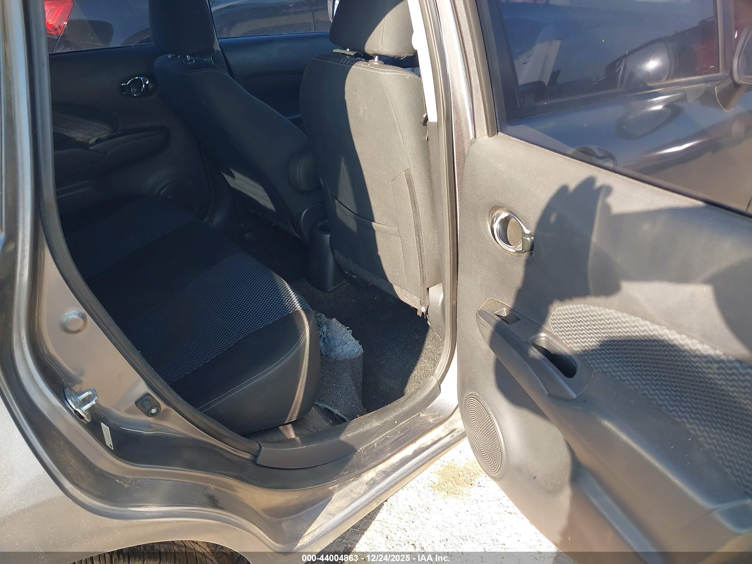 NISSAN VERSA image 8