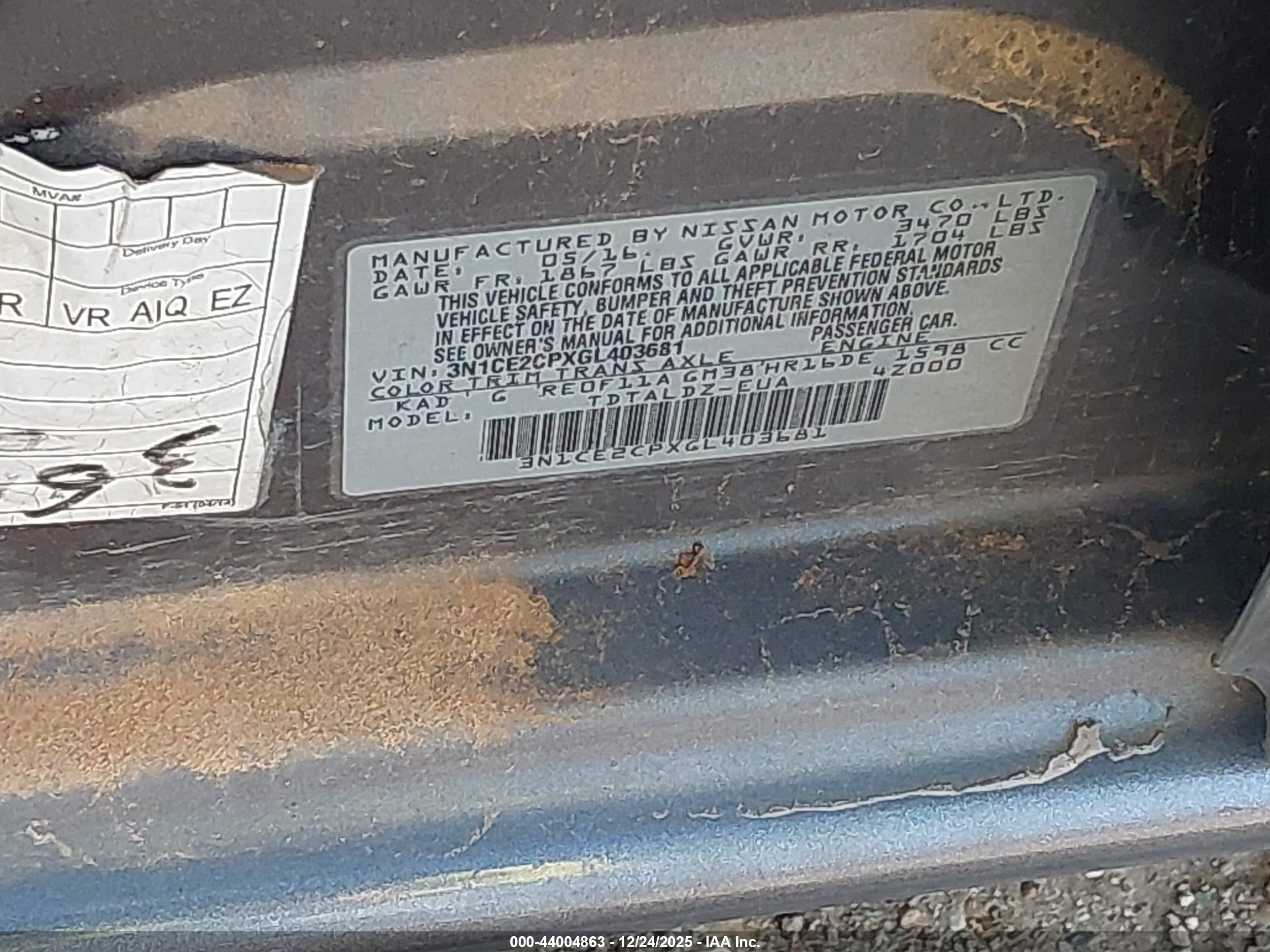 NISSAN VERSA image 9