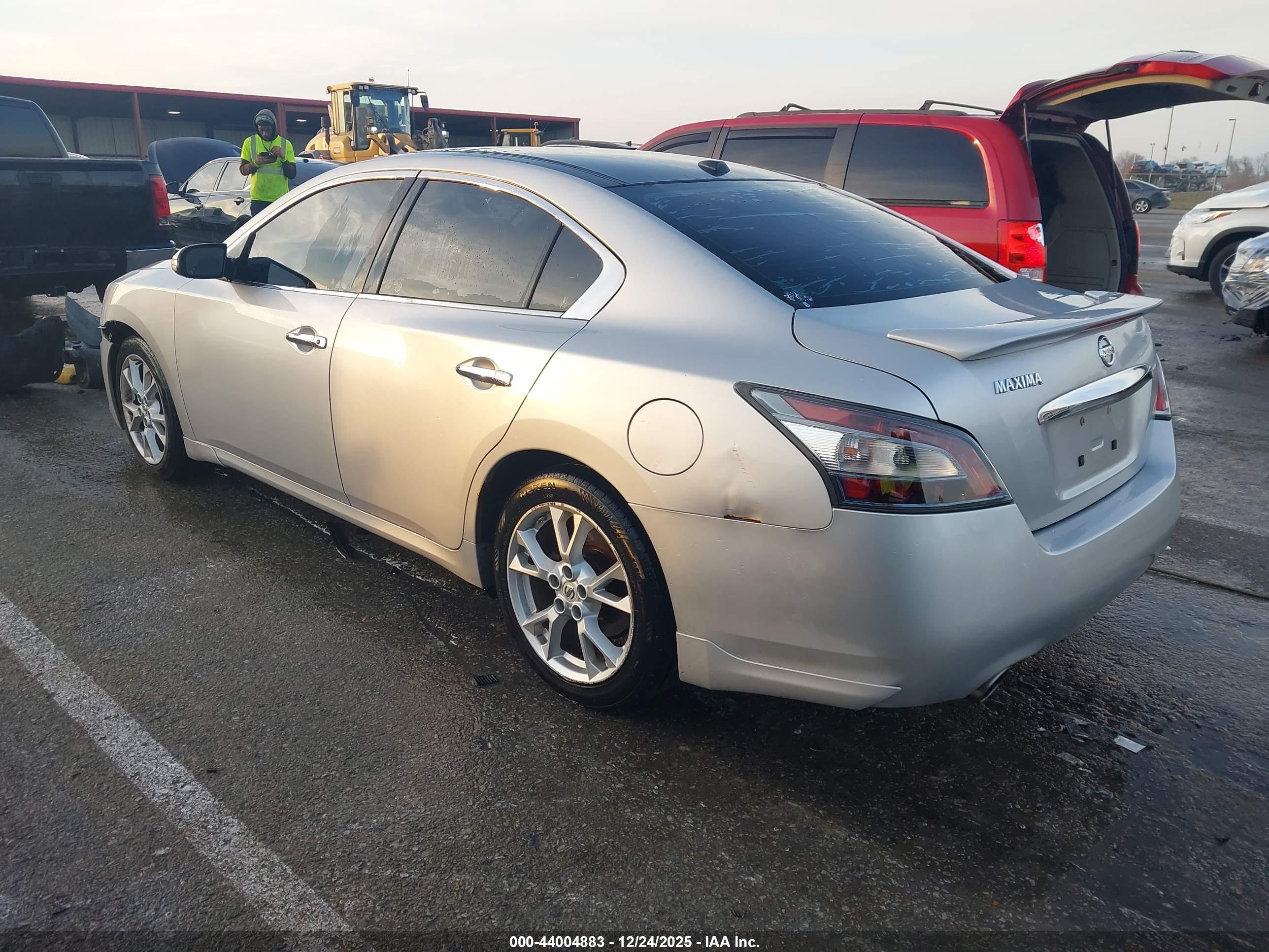 NISSAN MAXIMA image 3