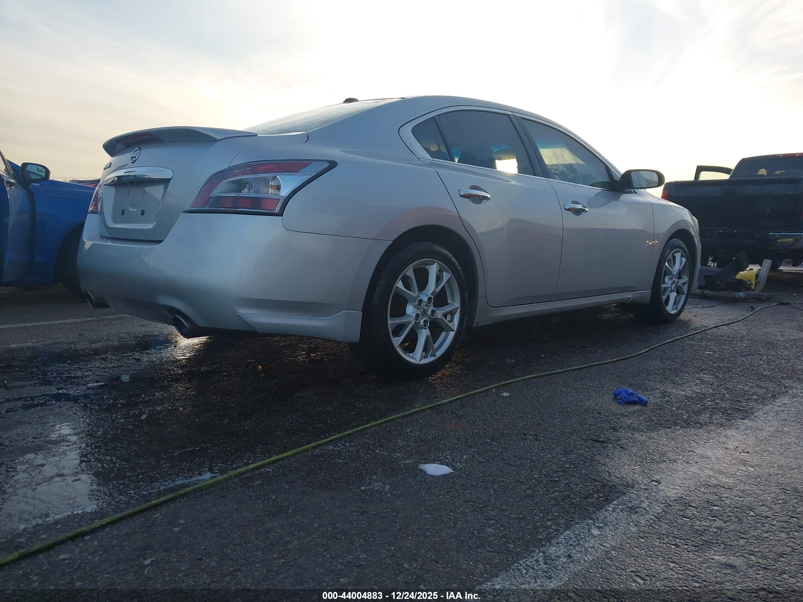 NISSAN MAXIMA image 4