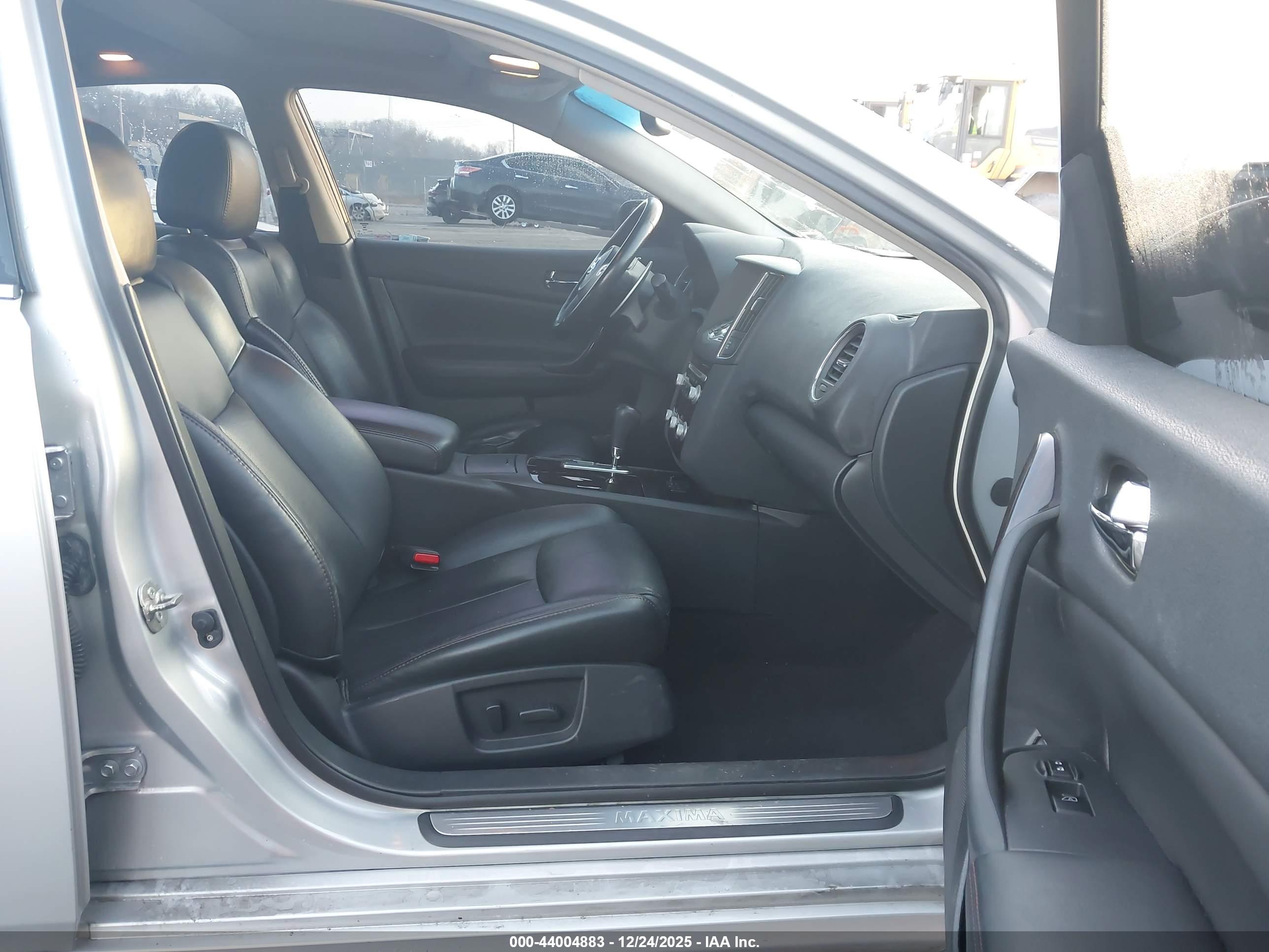 NISSAN MAXIMA image 5