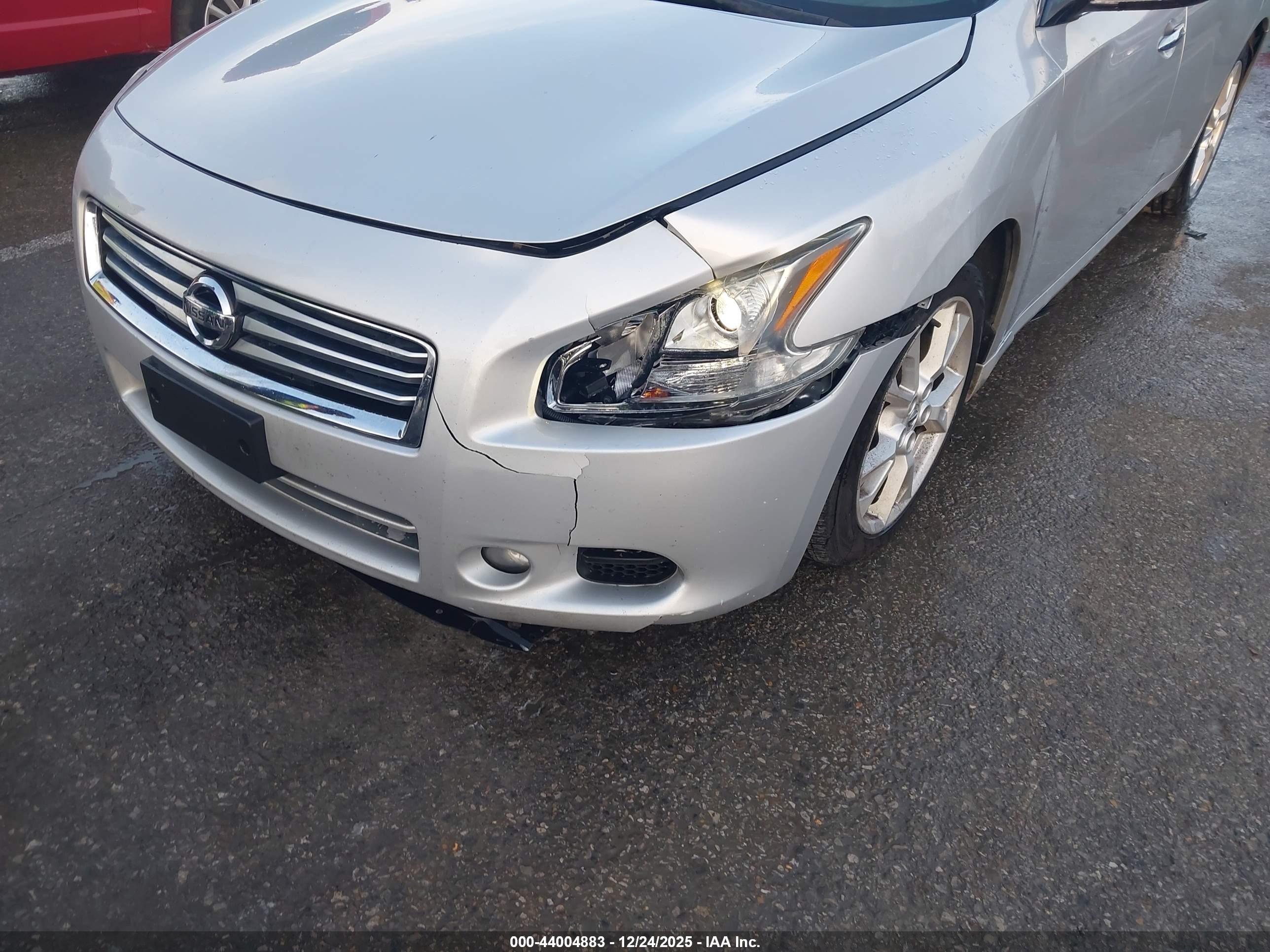 NISSAN MAXIMA image 6
