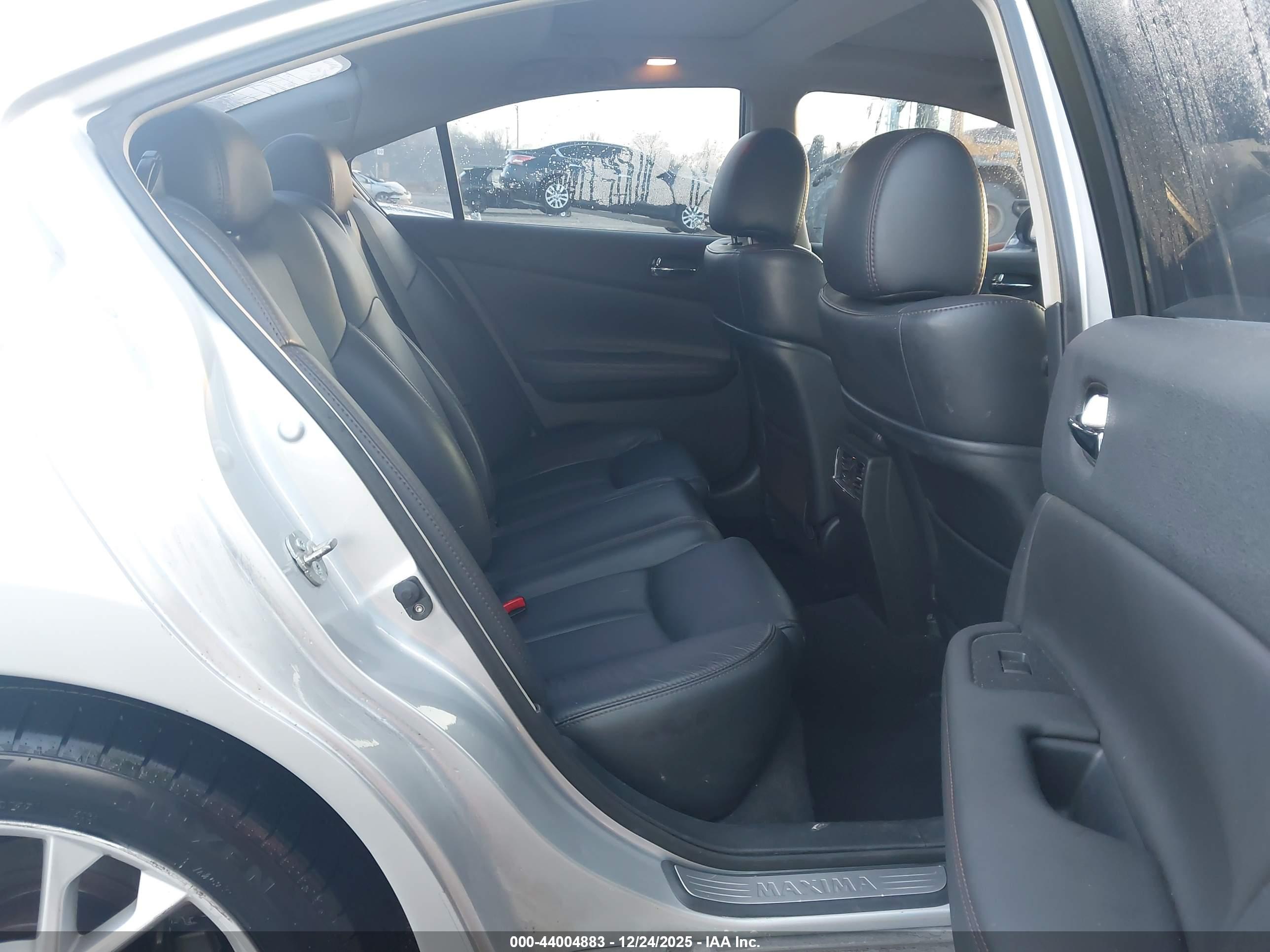 NISSAN MAXIMA image 8